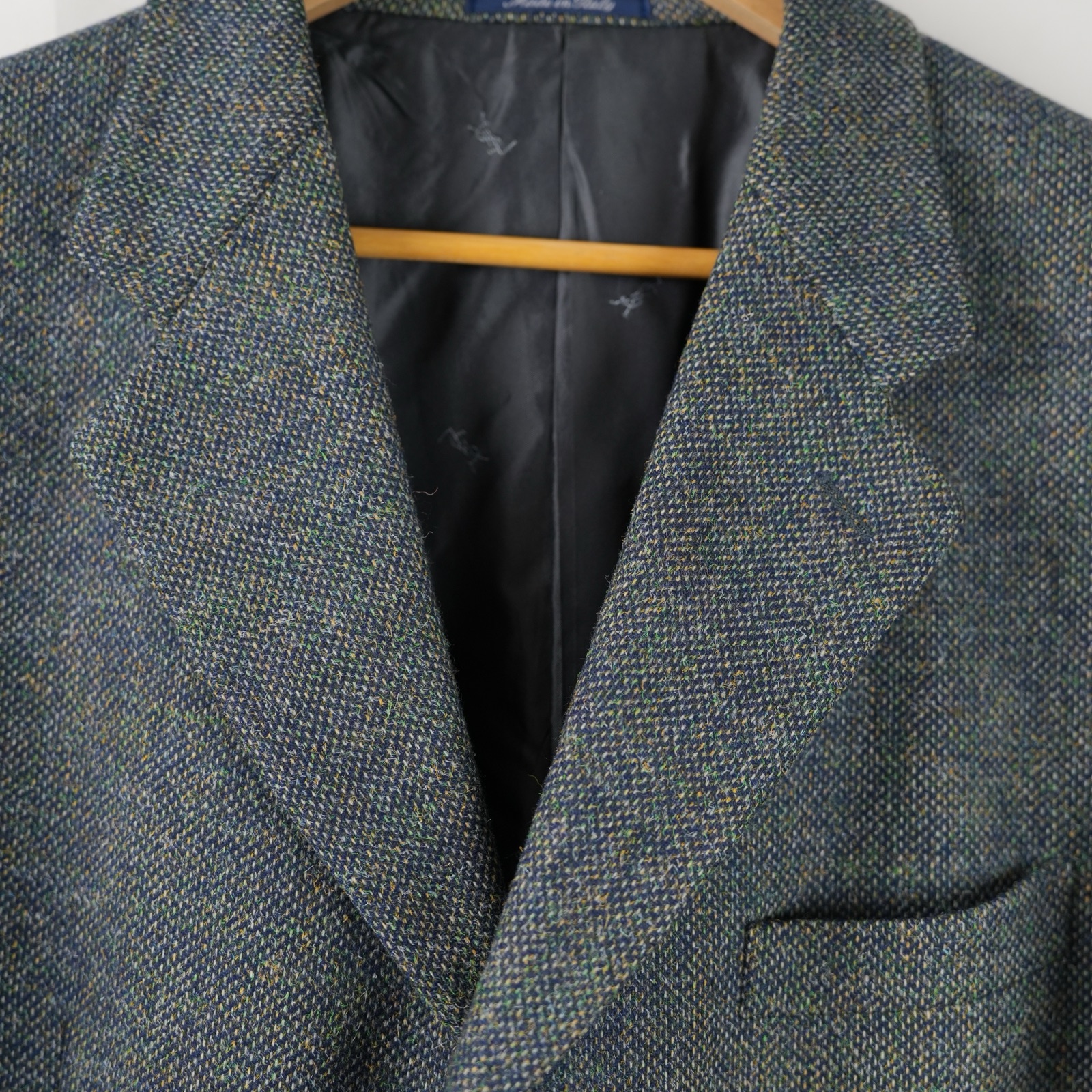 Giacca da uomo in tweed grigio-azzurro di Yves Saint Laurent, con chiusura a tre bottoni sul davanti — vista 2