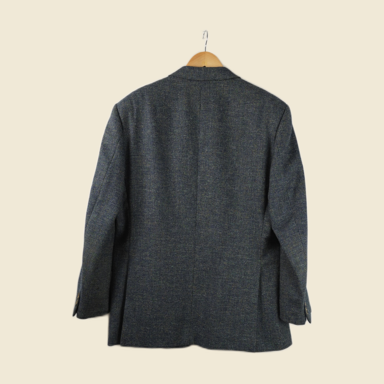 Giacca da uomo in tweed grigio-azzurro di Yves Saint Laurent, con chiusura a tre bottoni sul davanti — vista 4