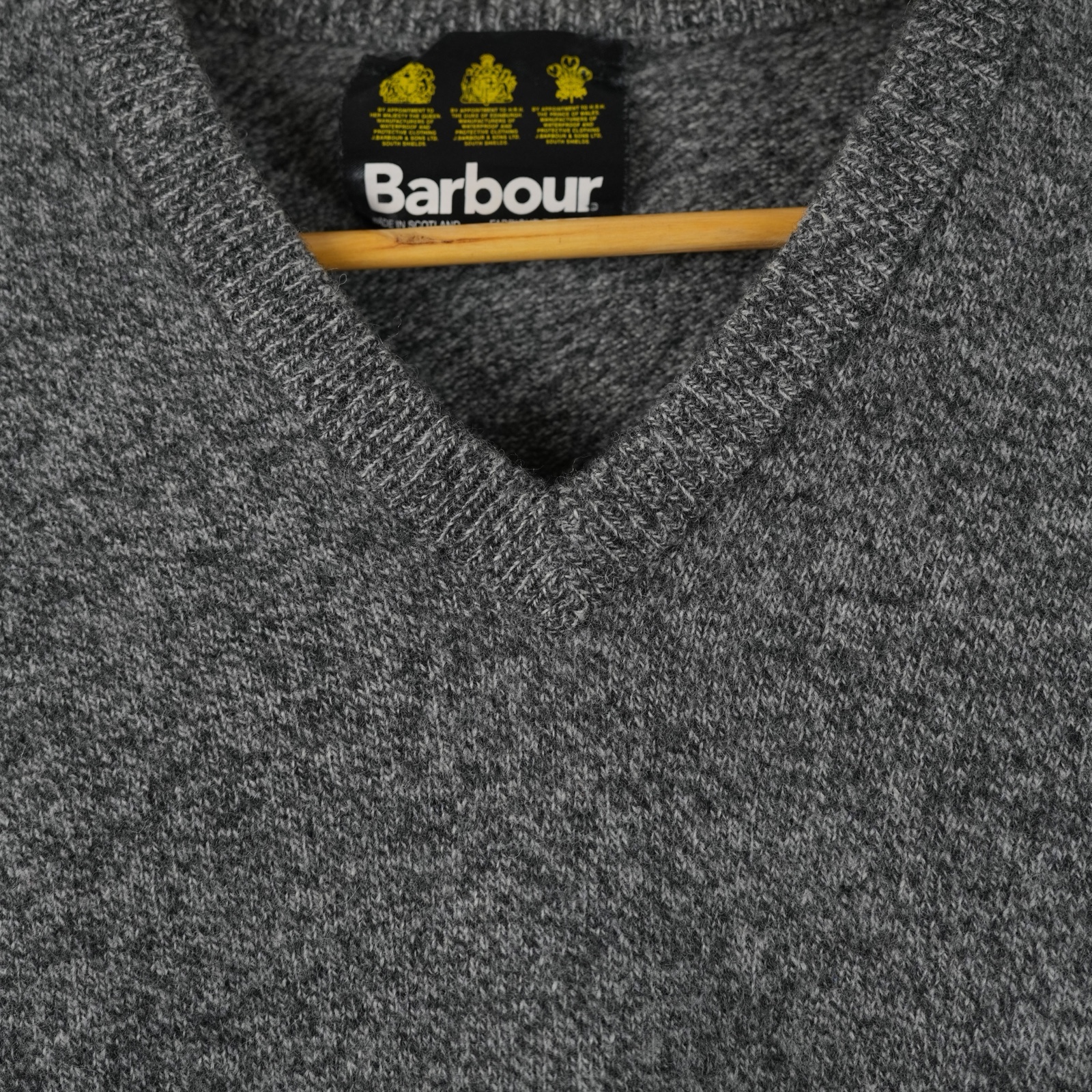 Maglione da uomo in lana grigio mélange di Barbour, con scollo a V e maniche lunghe — vista 2