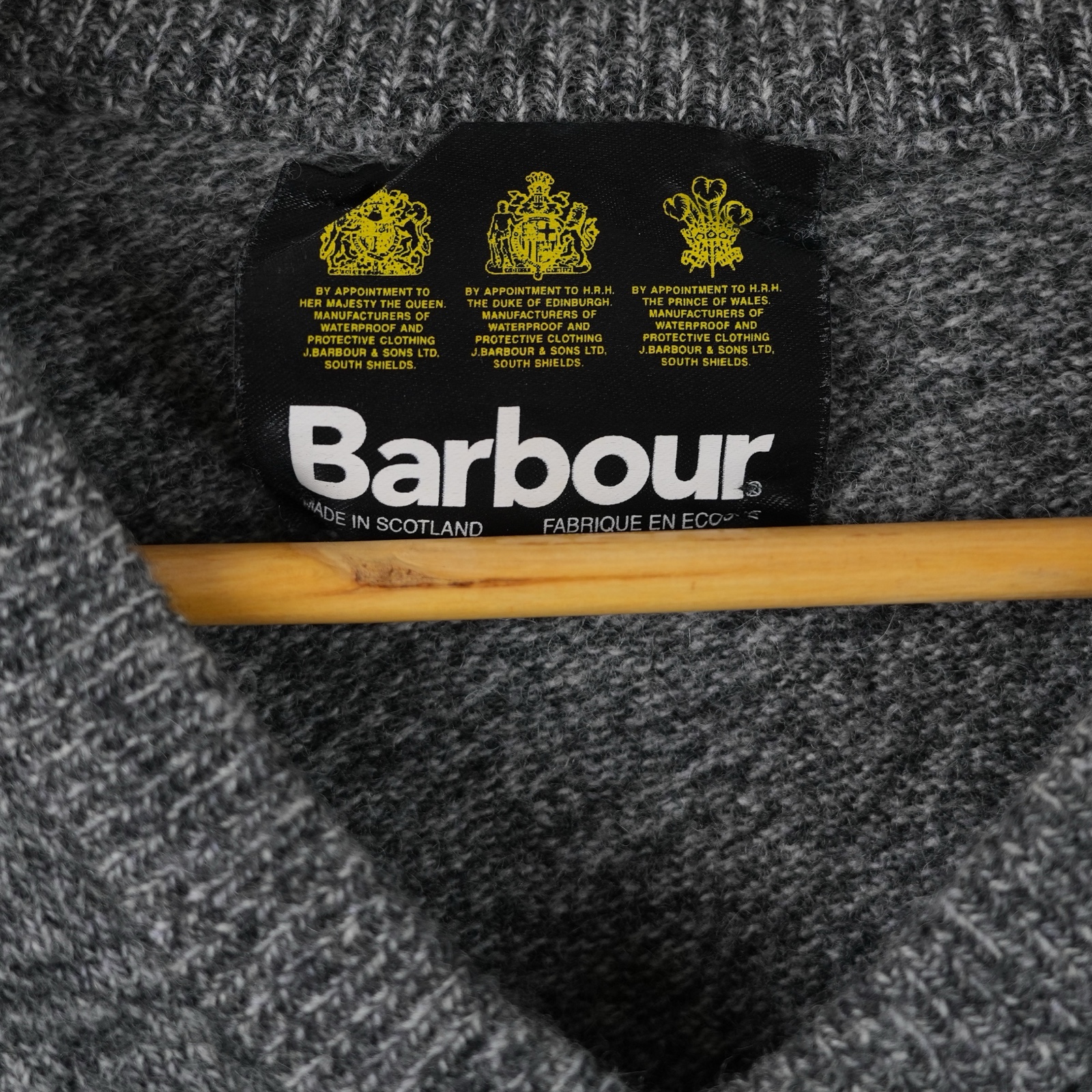 Maglione da uomo in lana grigio mélange di Barbour, con scollo a V e maniche lunghe — vista 3