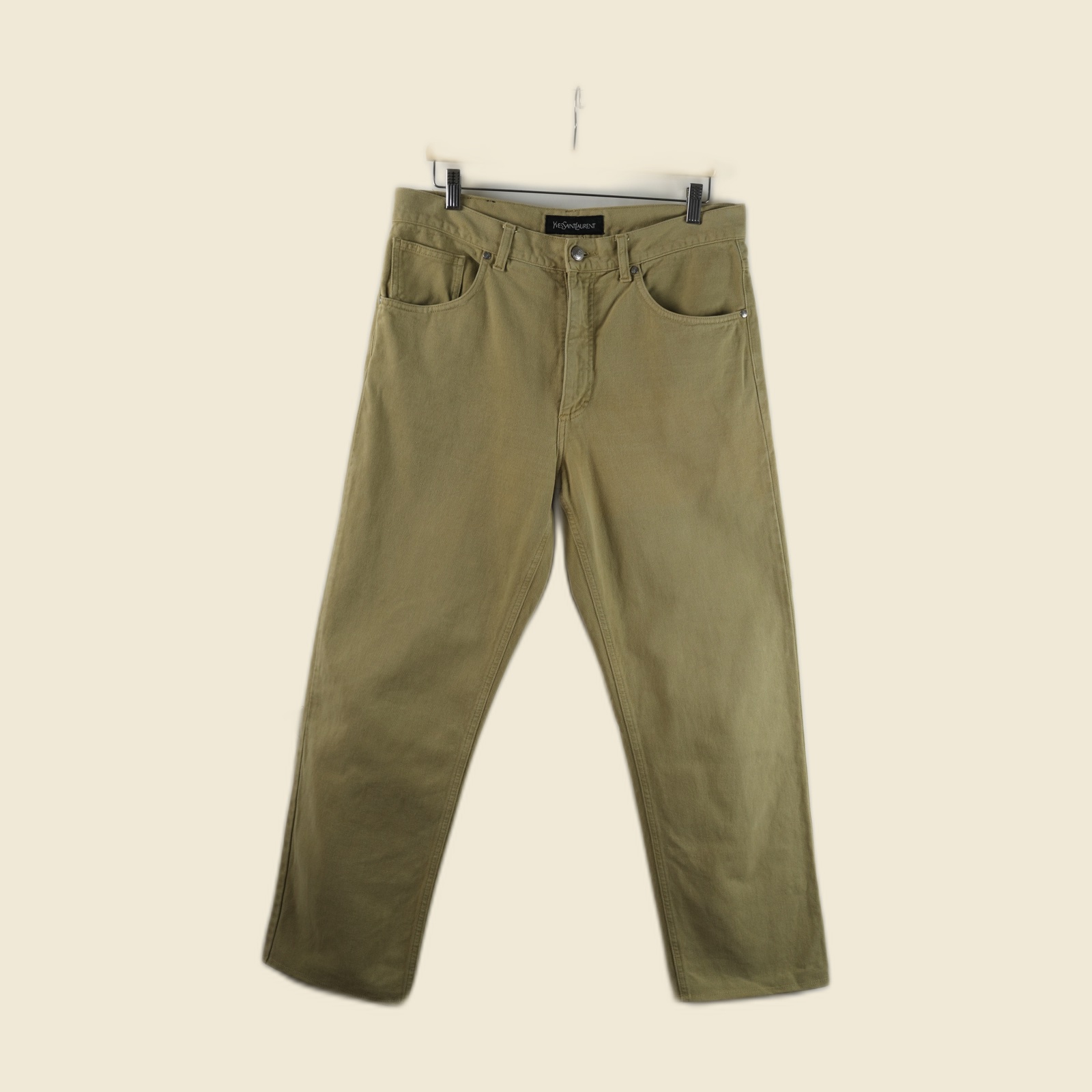 Pantaloni da uomo in cotone color sabbia di Yves Saint Laurent, taglio a cinque tasche con bottone in metallo
