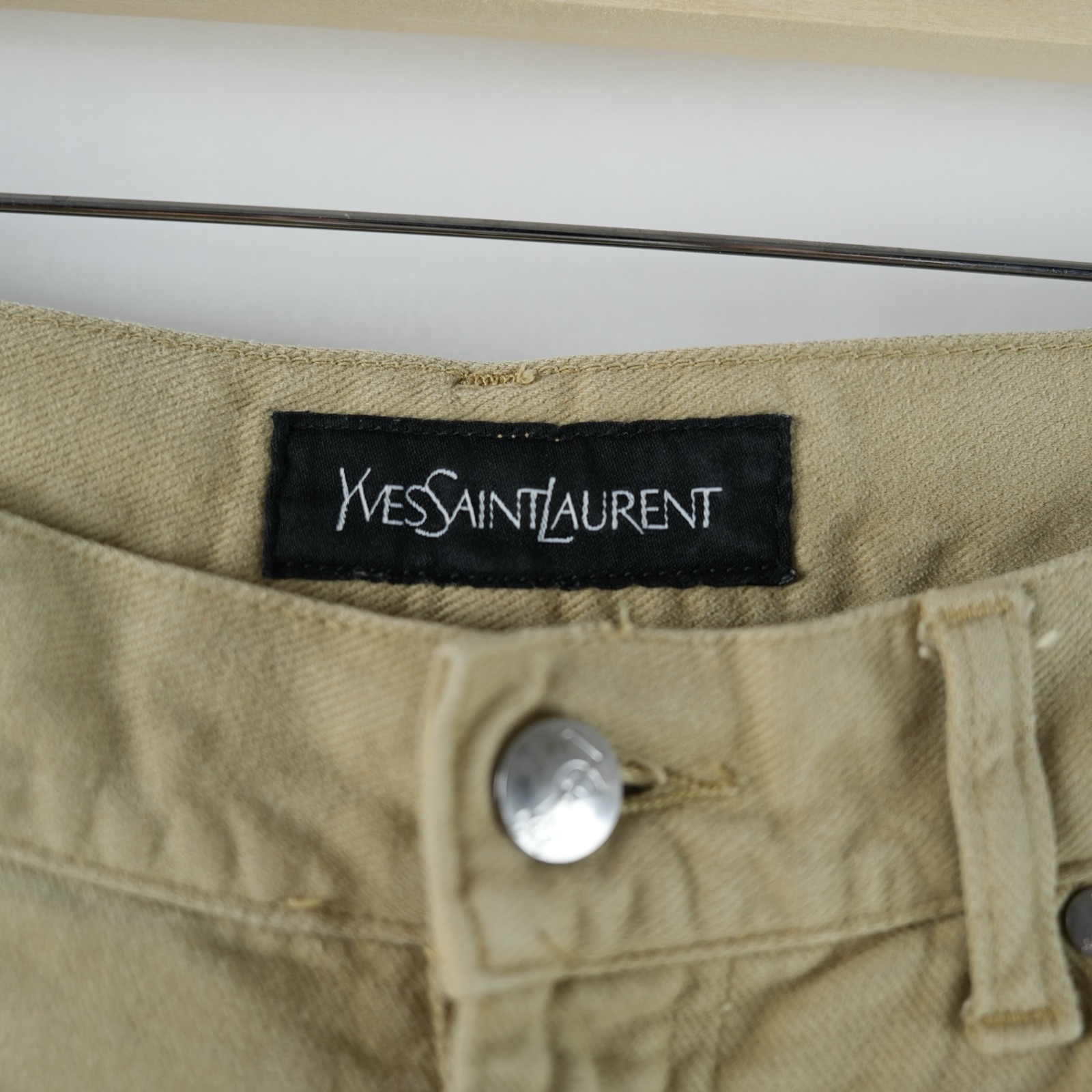 Pantaloni da uomo in cotone color sabbia di Yves Saint Laurent, taglio a cinque tasche con bottone in metallo — vista 2