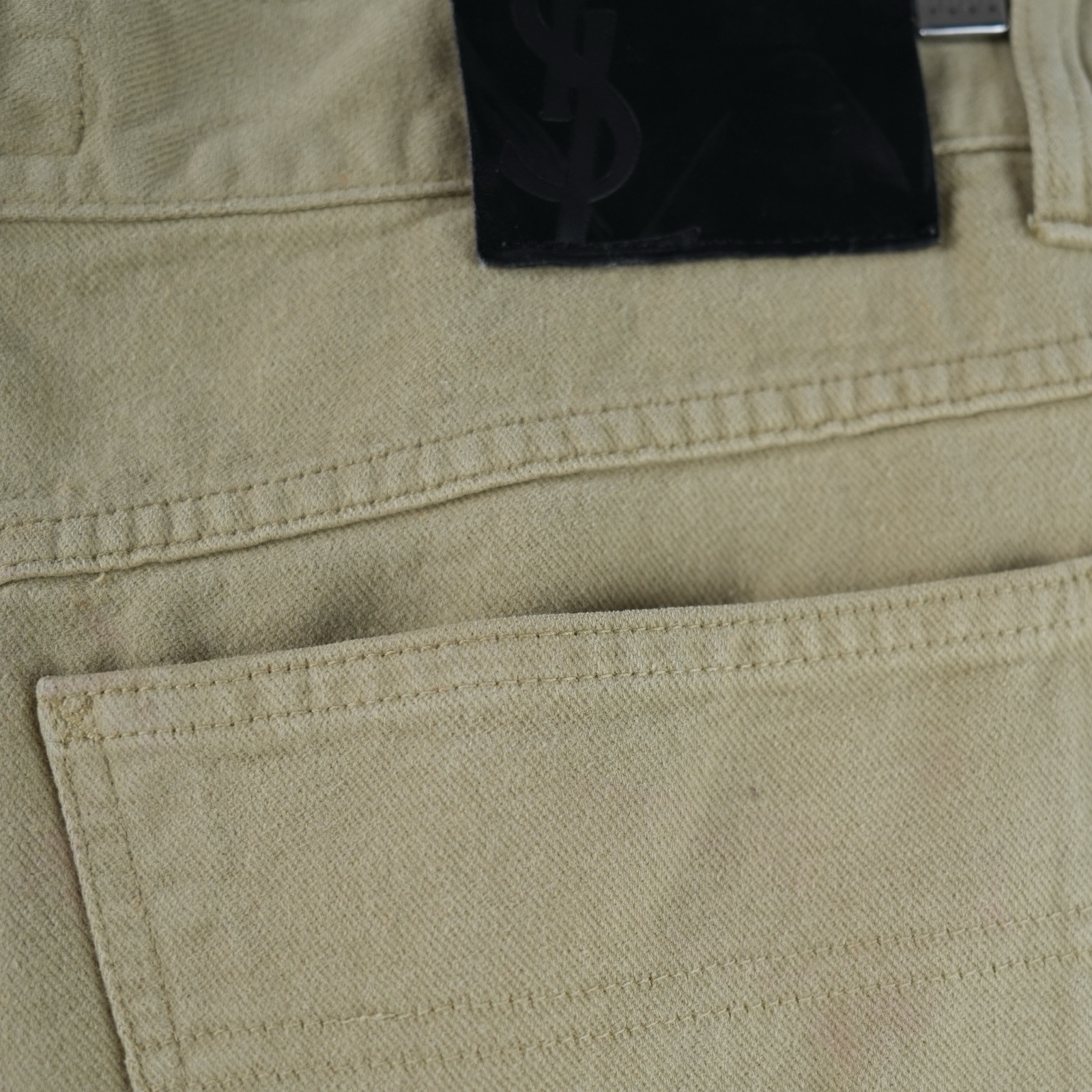 Pantaloni da uomo in cotone color sabbia di Yves Saint Laurent, taglio a cinque tasche con bottone in metallo — vista 3