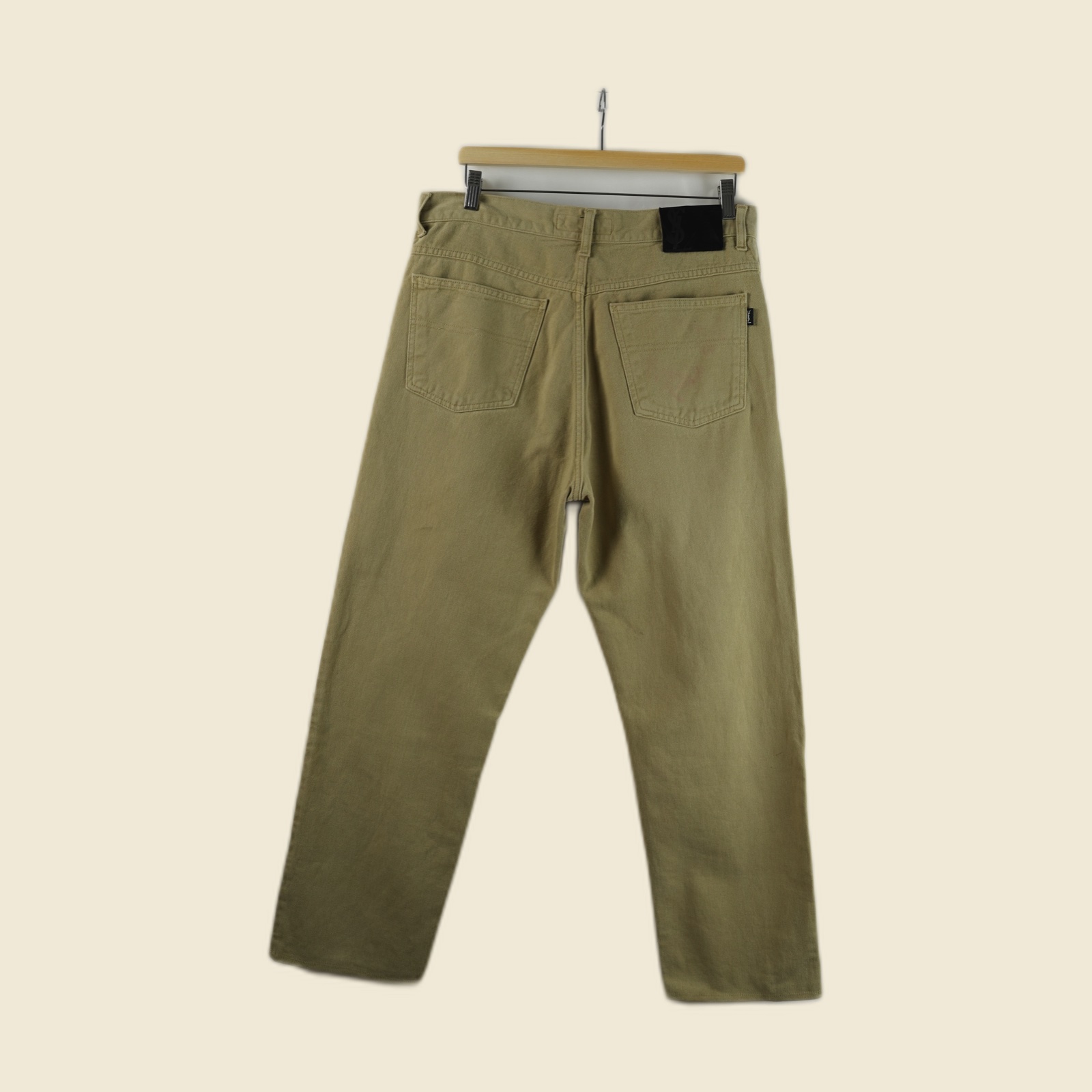Pantaloni da uomo in cotone color sabbia di Yves Saint Laurent, taglio a cinque tasche con bottone in metallo — vista 4