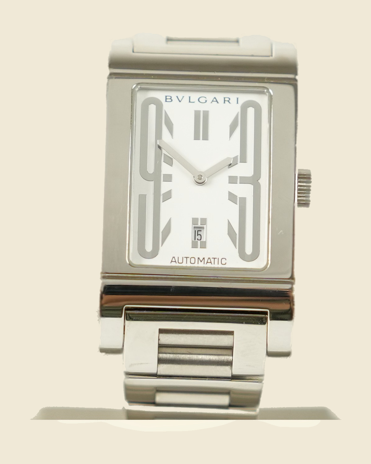 Orologio Bulgari rettangolare in acciaio con quadrante bianco e bracciale integrato, vista frontale su fondo neutro
