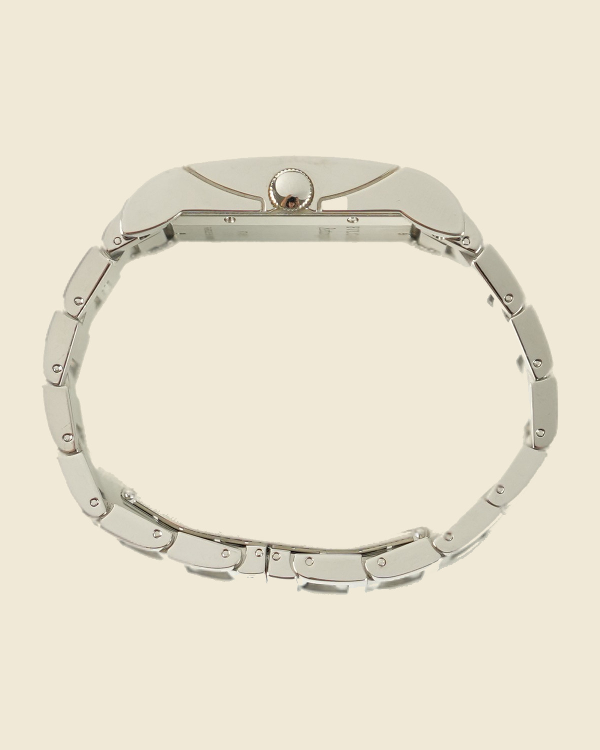 Orologio Bulgari rettangolare in acciaio con quadrante bianco e bracciale integrato, vista frontale su fondo neutro — vista 2