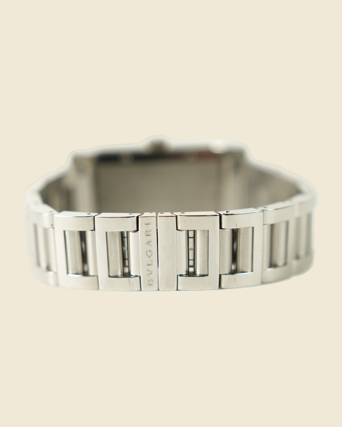 Orologio Bulgari rettangolare in acciaio con quadrante bianco e bracciale integrato, vista frontale su fondo neutro — vista 3
