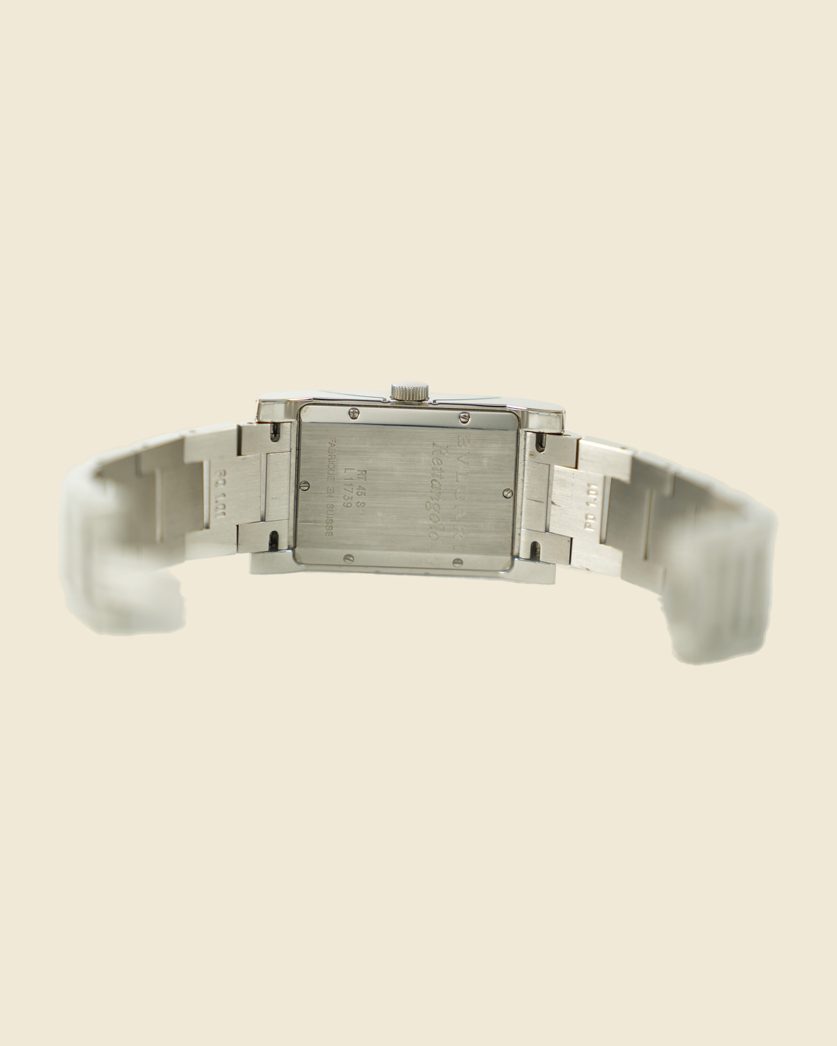 Orologio Bulgari rettangolare in acciaio con quadrante bianco e bracciale integrato, vista frontale su fondo neutro — vista 4