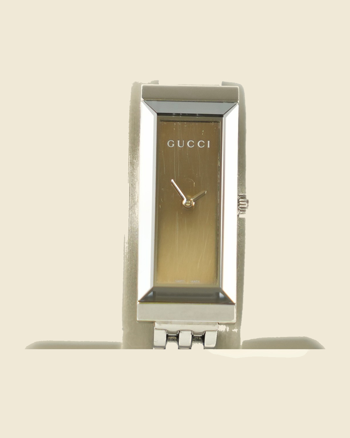 Orologio Gucci G-Frame in acciaio con quadrante bronzo e bracciale a maglie, vista frontale su fondo neutro