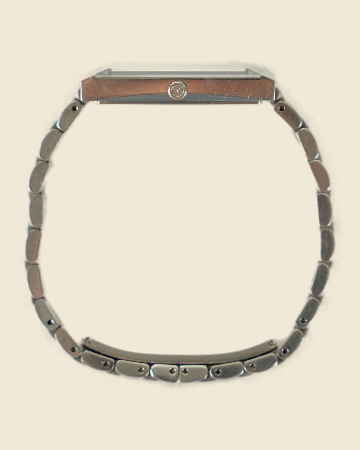 Orologio Gucci G-Frame in acciaio con quadrante bronzo e bracciale a maglie, vista frontale su fondo neutro — vista 2