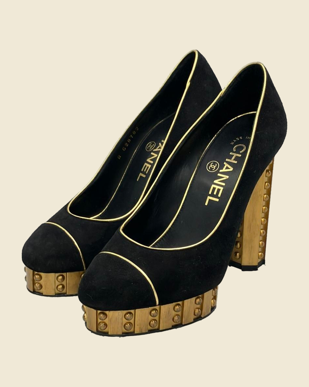 Décolleté Chanel in camoscio nero con profili dorati, plateau e tacco largo borchiato, vista di tre quarti