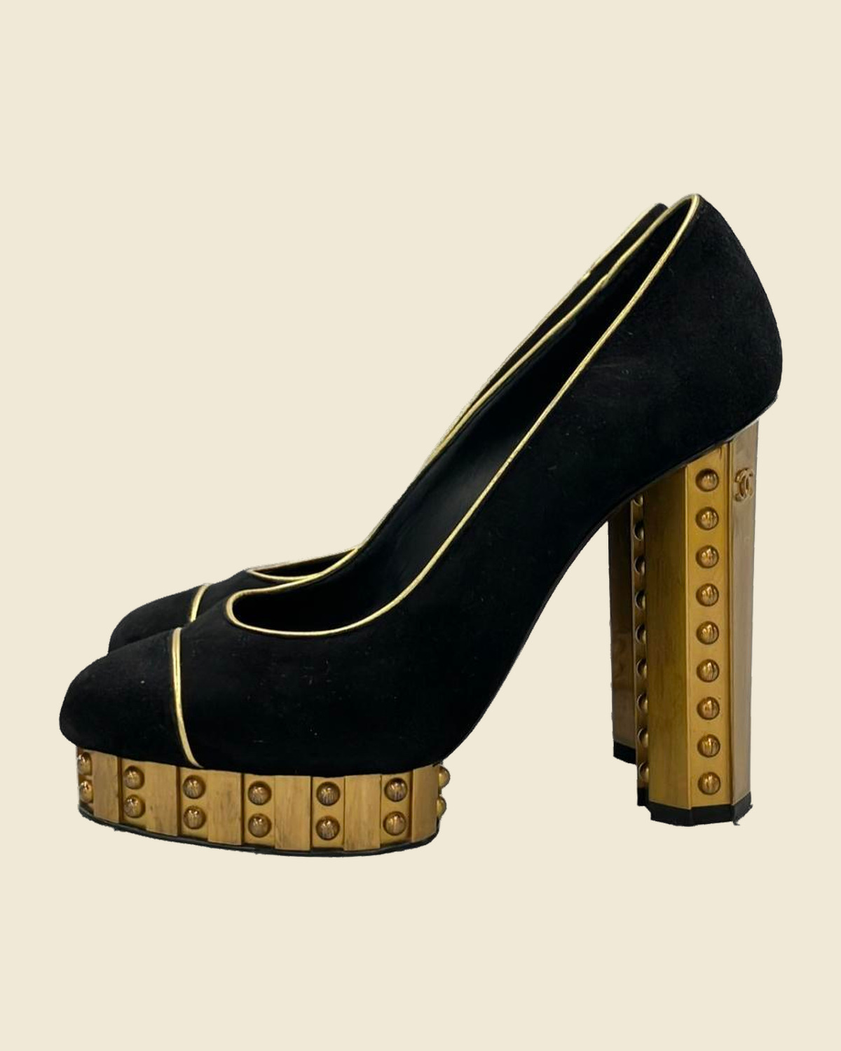 Décolleté Chanel in camoscio nero con profili dorati, plateau e tacco largo borchiato, vista di tre quarti — vista 2