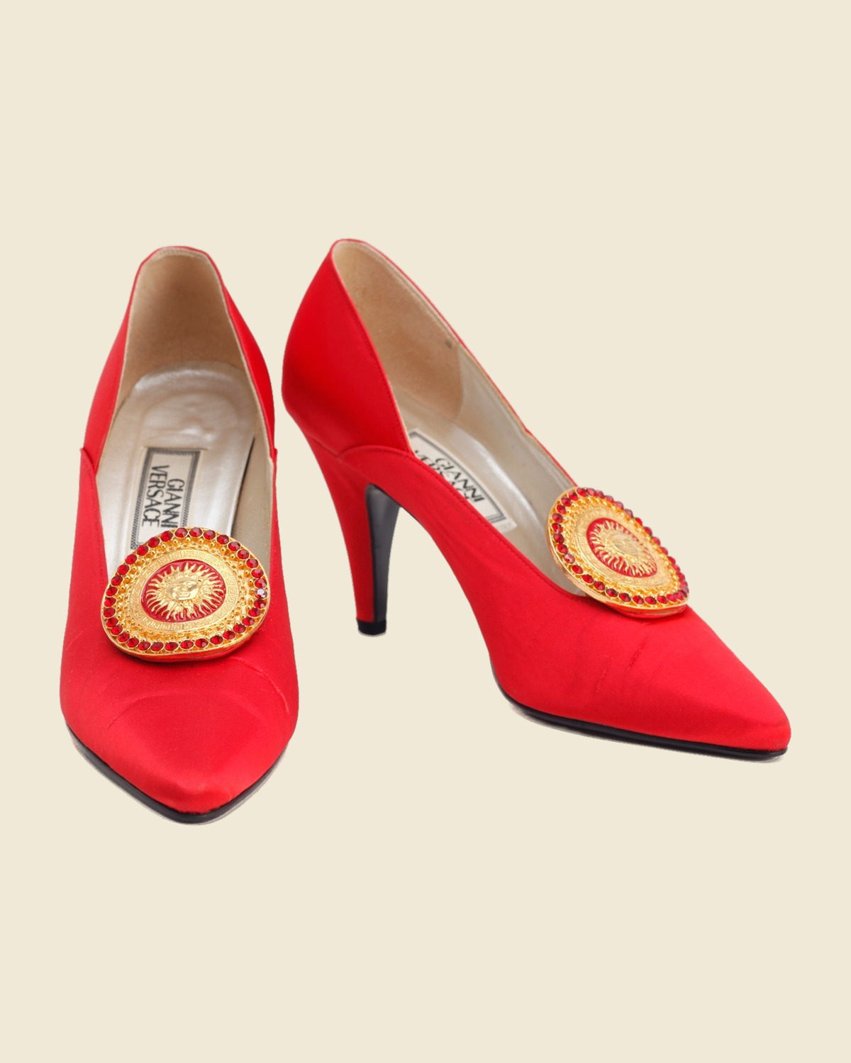 Décolleté Gianni Versace in raso rosso con medaglione dorato a testa di Medusa