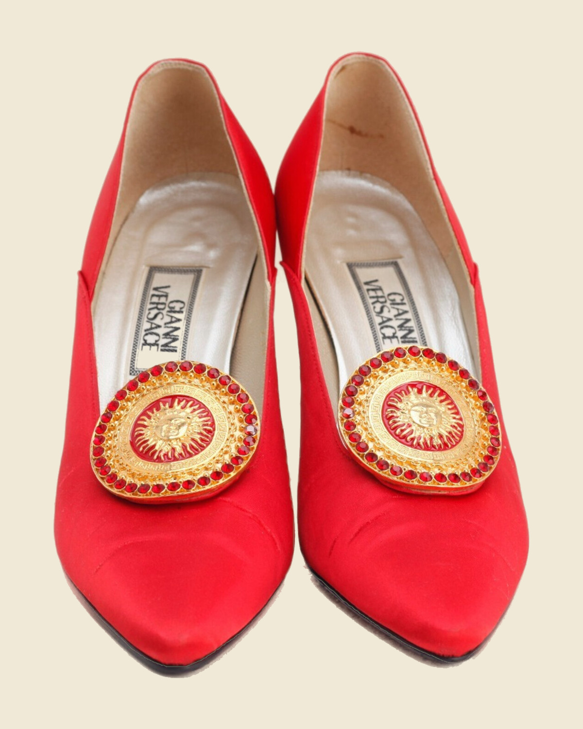 Décolleté Gianni Versace in raso rosso con medaglione dorato a testa di Medusa — vista 2