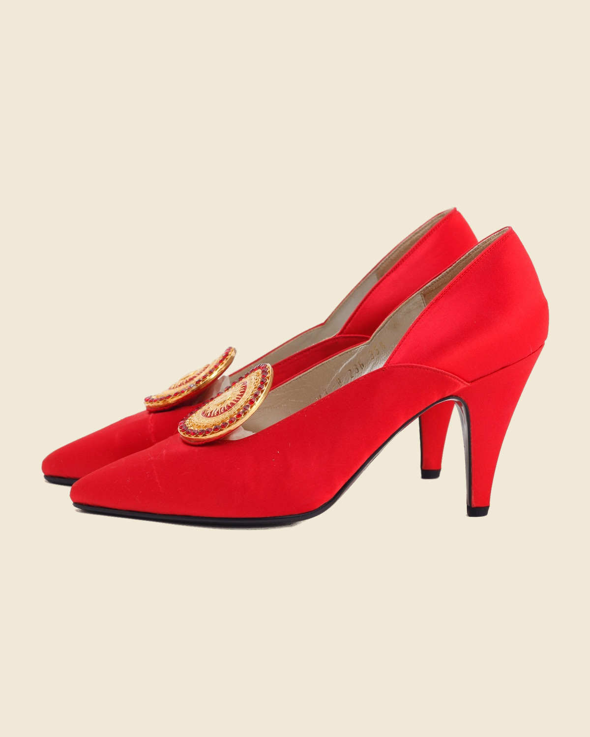 Décolleté Gianni Versace in raso rosso con medaglione dorato a testa di Medusa — vista 3