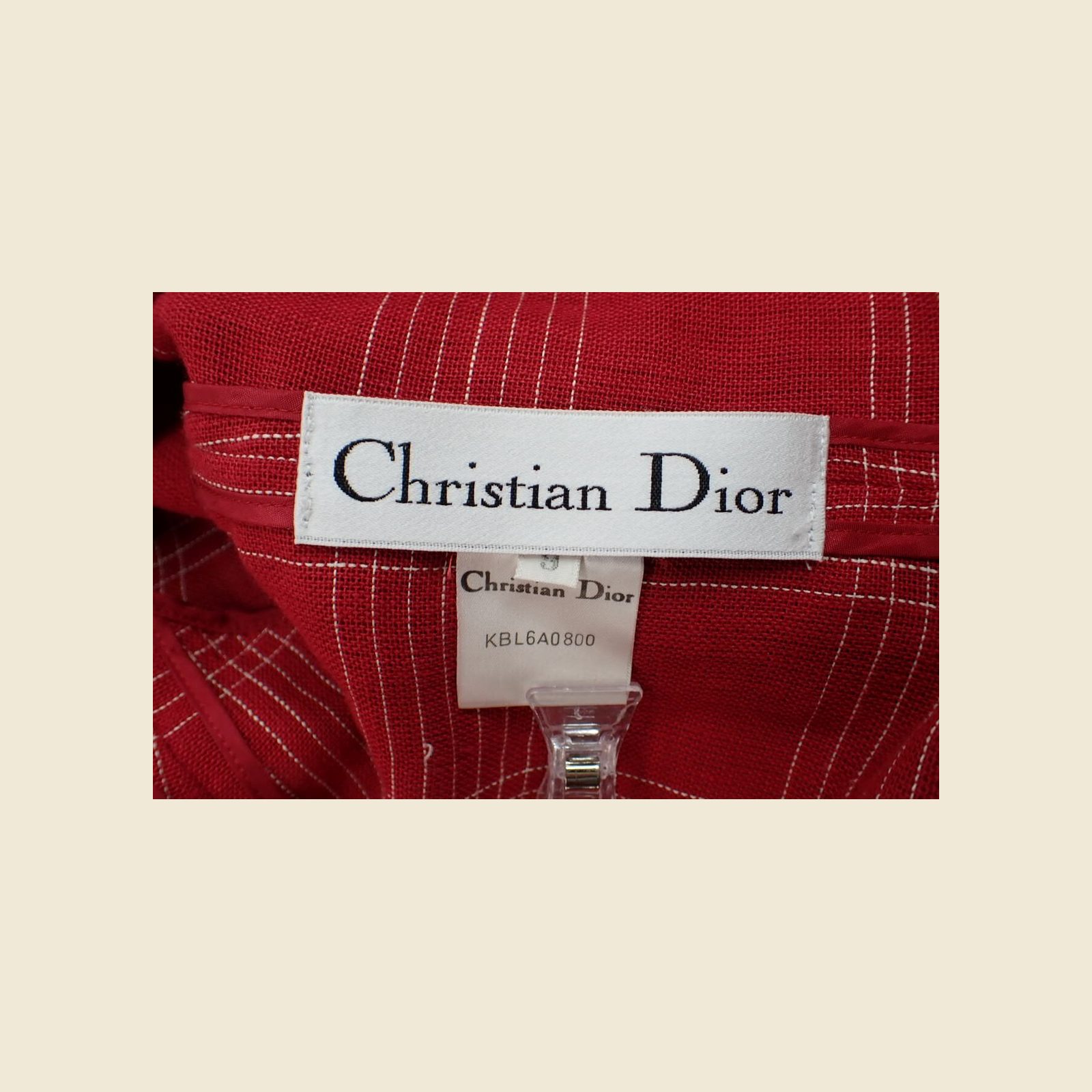Giacca Christian Dior in lino rosso a quadri bianchi, revers ampi e un solo bottone rivestito, vista frontale su fondo chiaro — vista 4