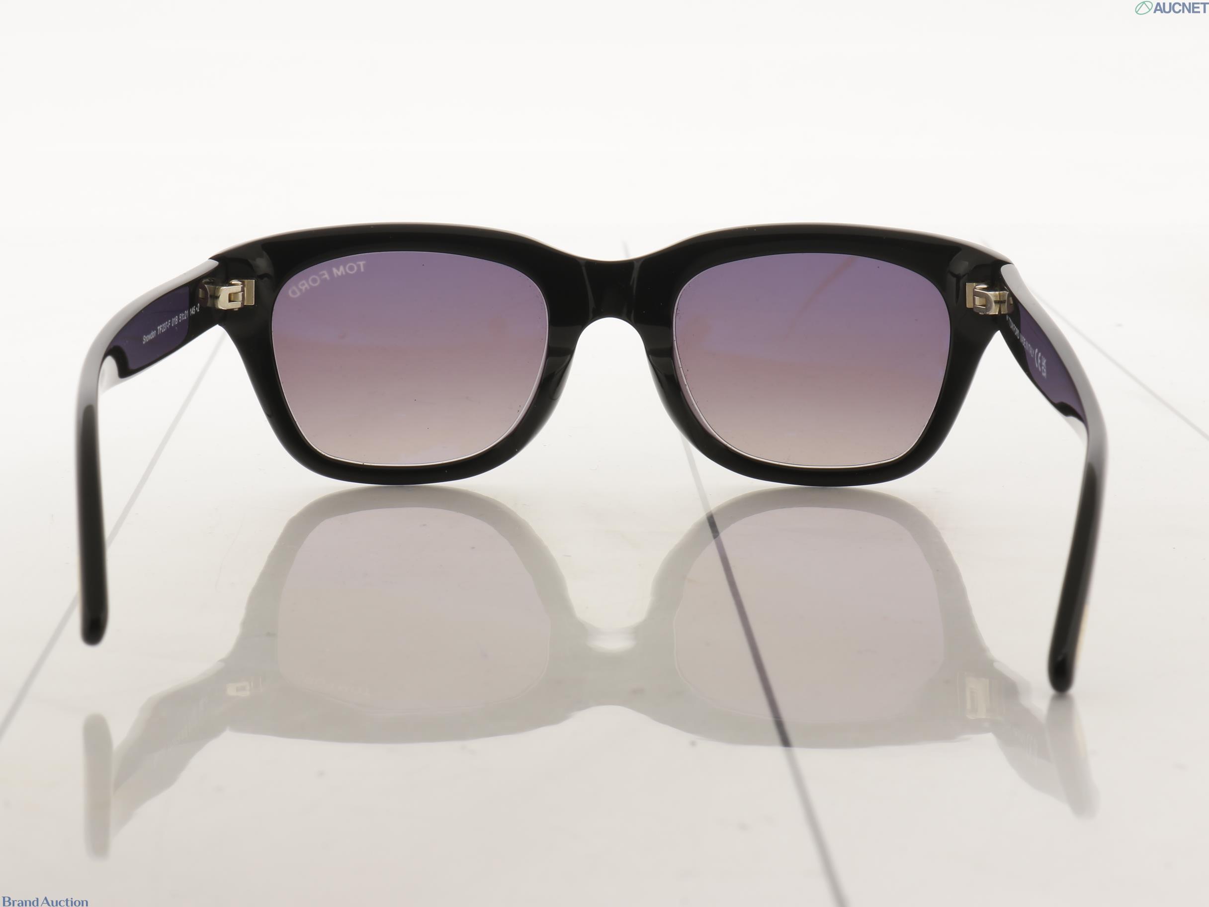 Occhiali da sole Tom Ford Snowdon TF237-F, montatura nera squadrata, lenti grigie sfumate e T dorata alle cerniere — vista 2