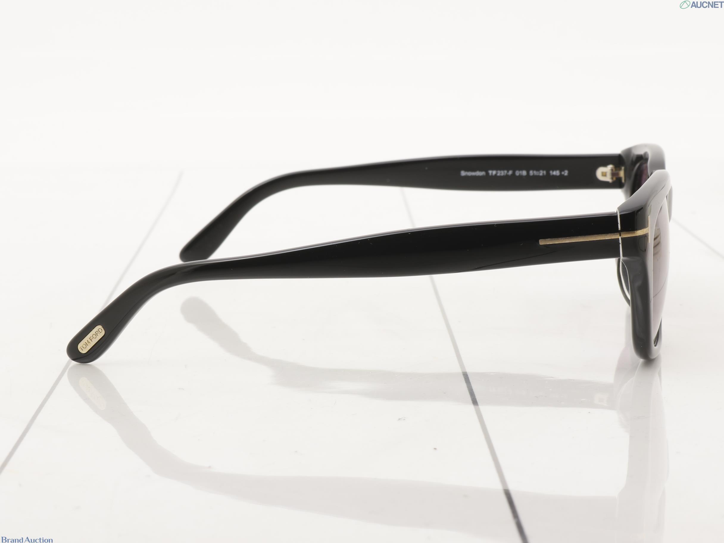 Occhiali da sole Tom Ford Snowdon TF237-F, montatura nera squadrata, lenti grigie sfumate e T dorata alle cerniere — vista 3
