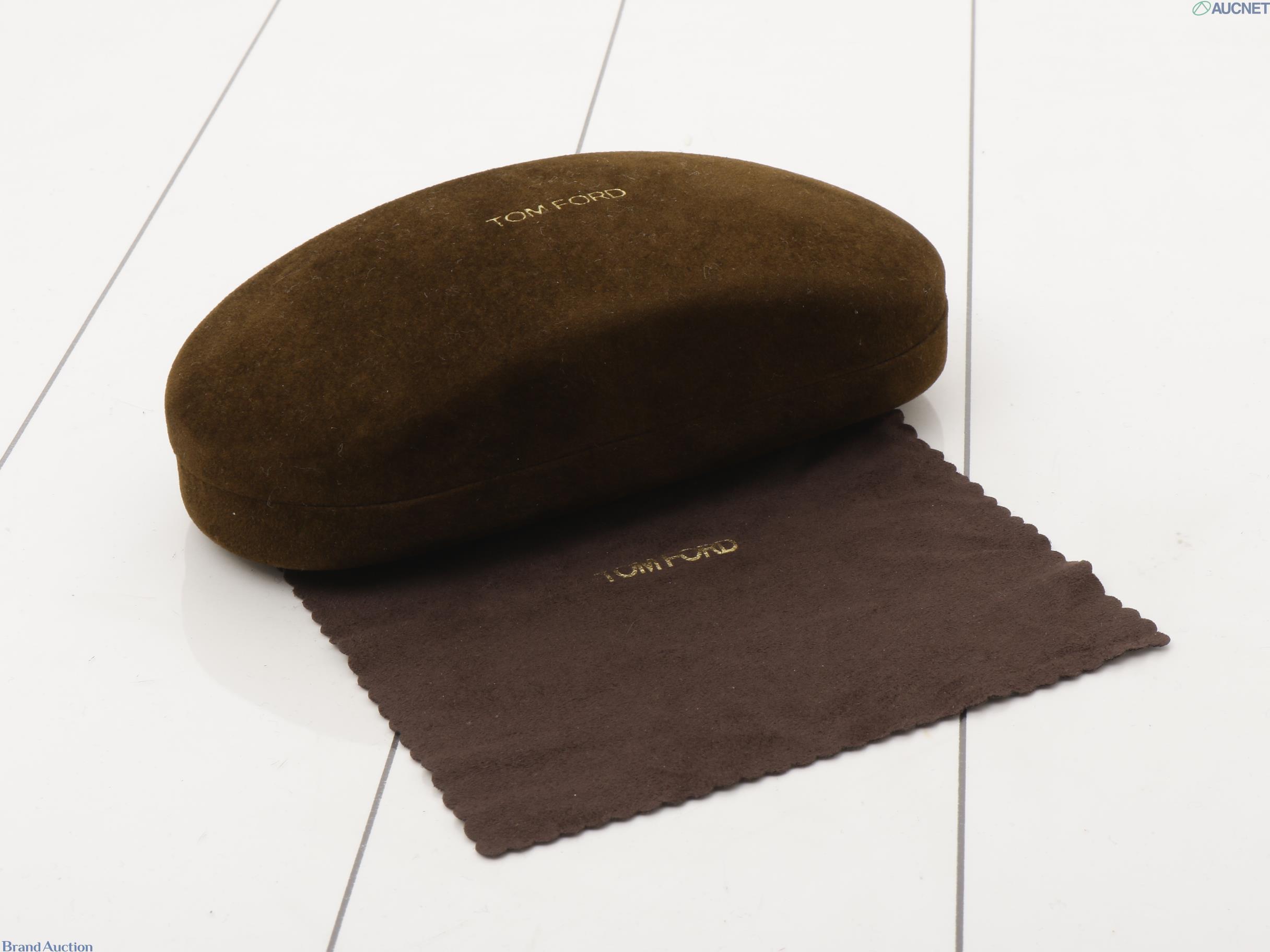 Occhiali da sole Tom Ford Snowdon TF237-F, montatura nera squadrata, lenti grigie sfumate e T dorata alle cerniere — vista 4