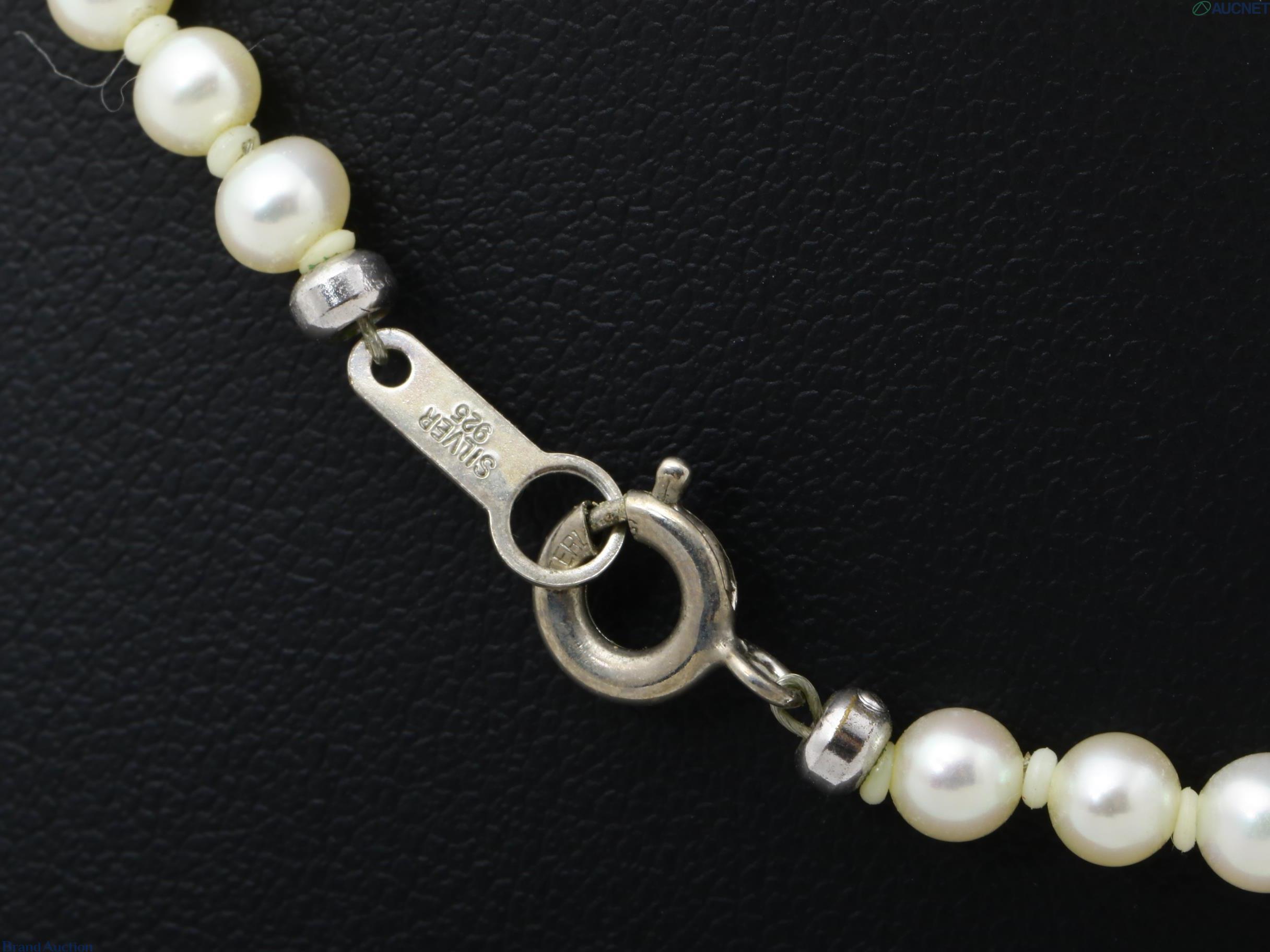 Collana di perle color avorio, piccole perle tonde con tre gruppi di perle a goccia, su espositore nero — vista 4