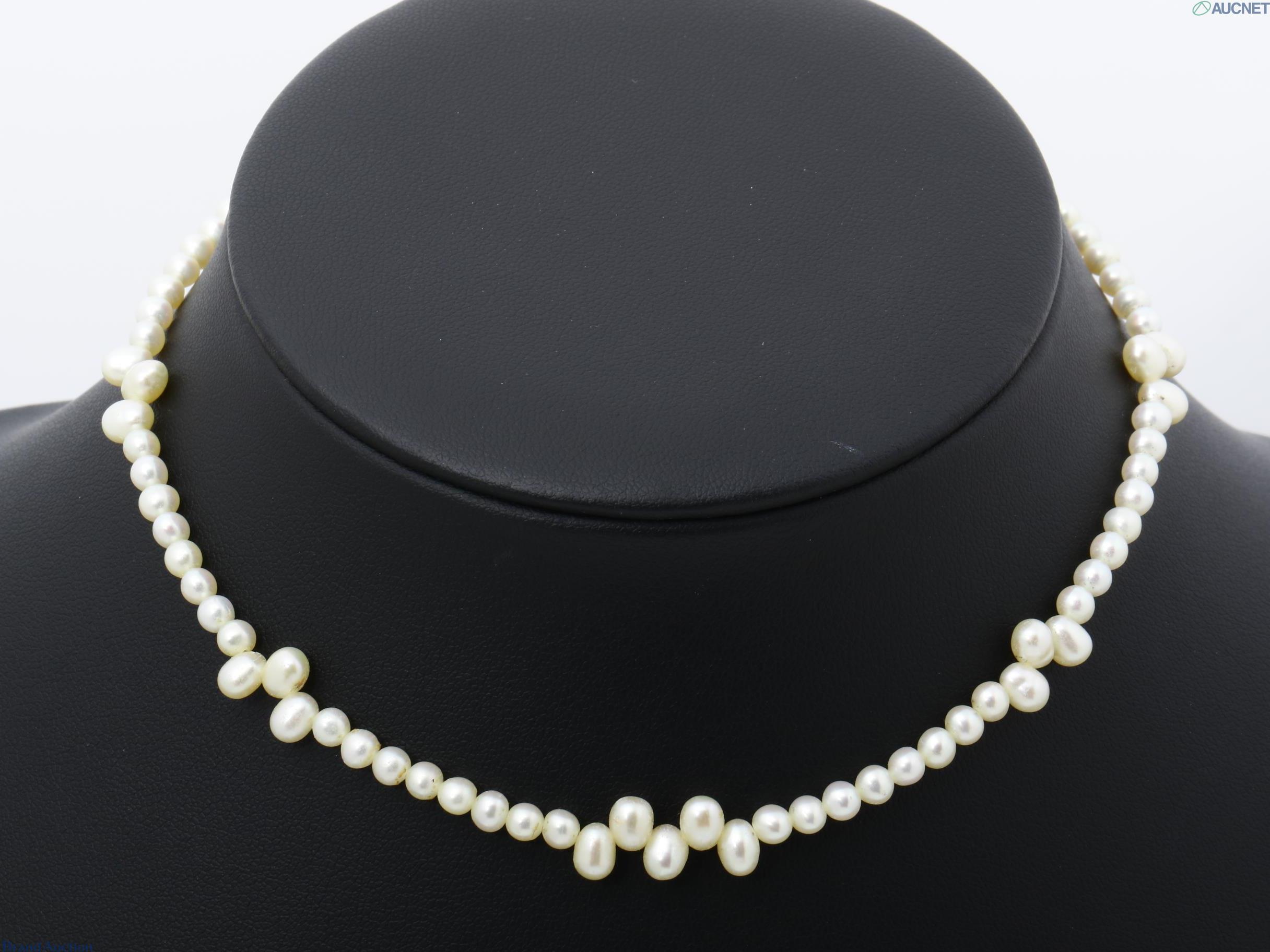 Collana di perle color avorio, piccole perle tonde con tre gruppi di perle a goccia, su espositore nero — vista 5