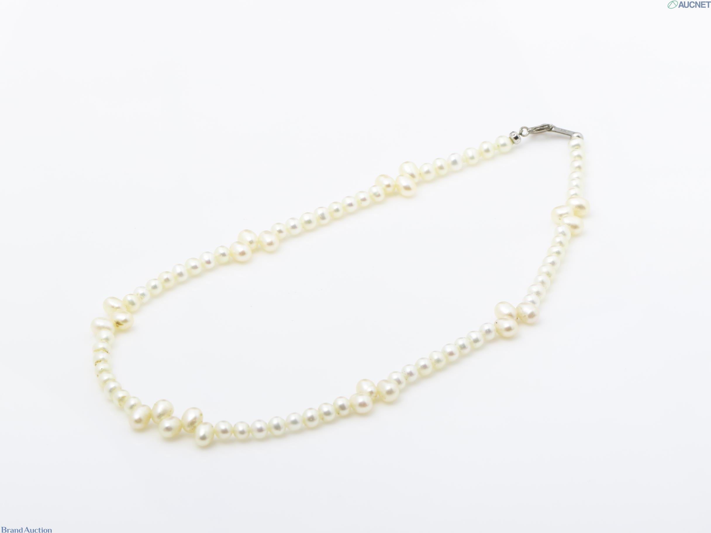 Collana di perle color avorio, piccole perle tonde con tre gruppi di perle a goccia, su espositore nero — vista 6