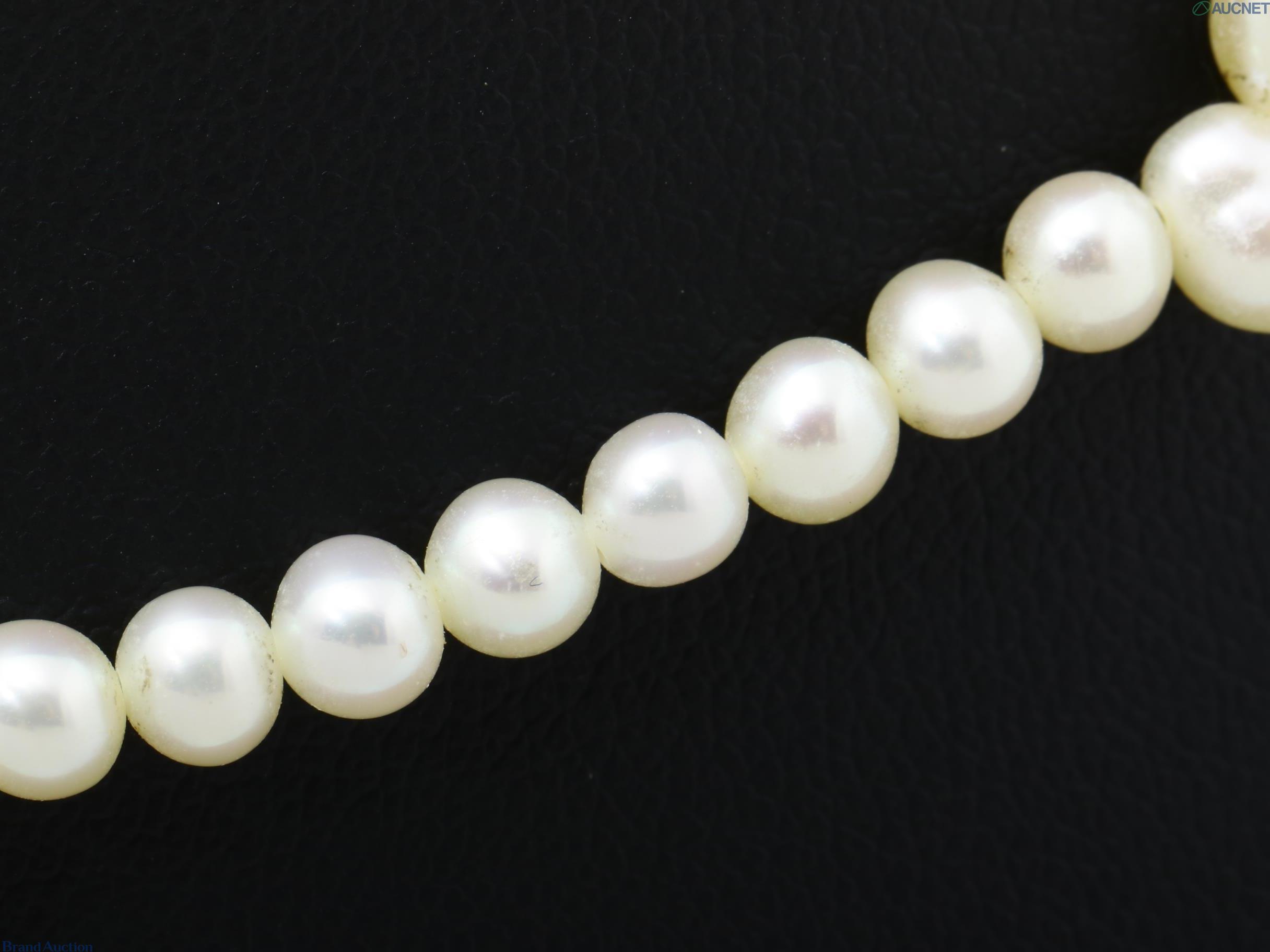 Collana di perle color avorio, piccole perle tonde con tre gruppi di perle a goccia, su espositore nero — vista 8