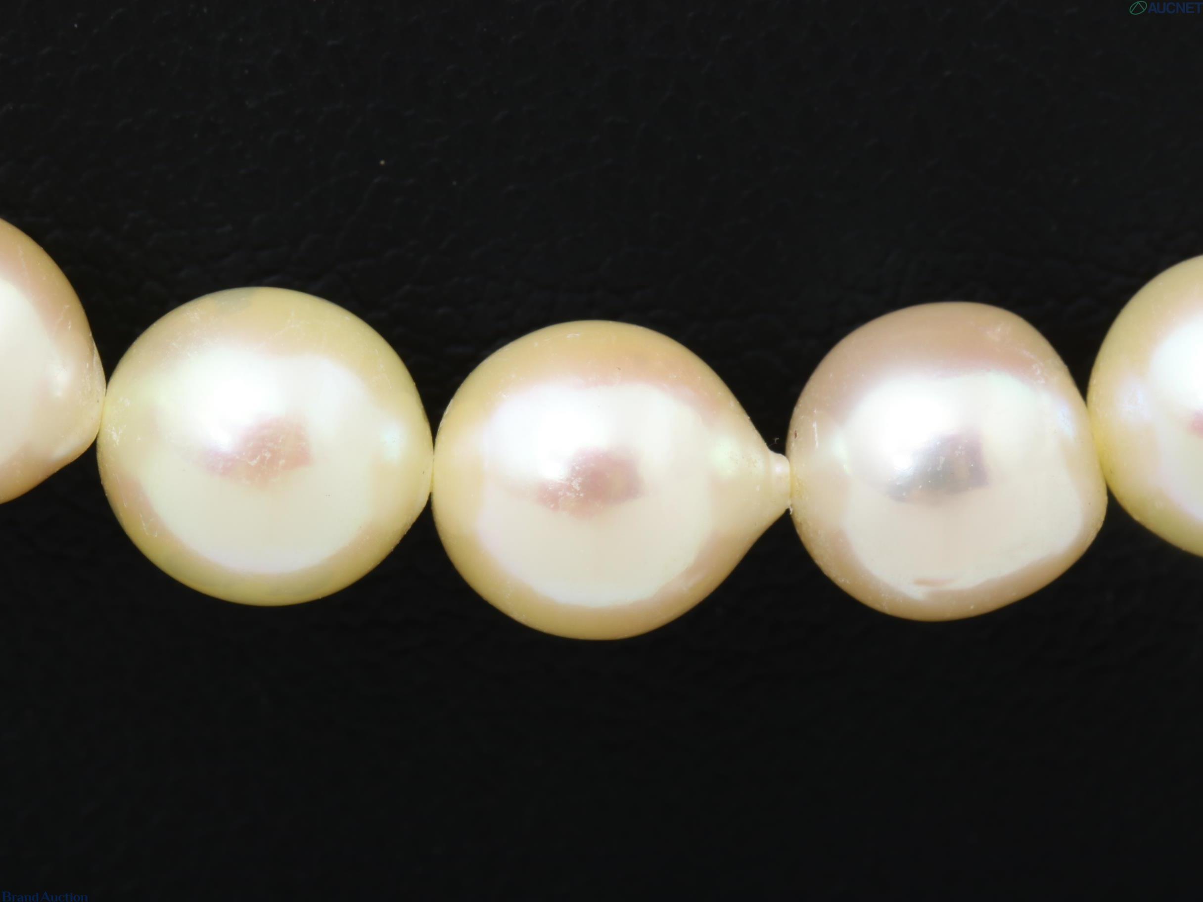 Collana a filo unico di perle barocche color crema dai riflessi rosati, su espositore nero — vista 2