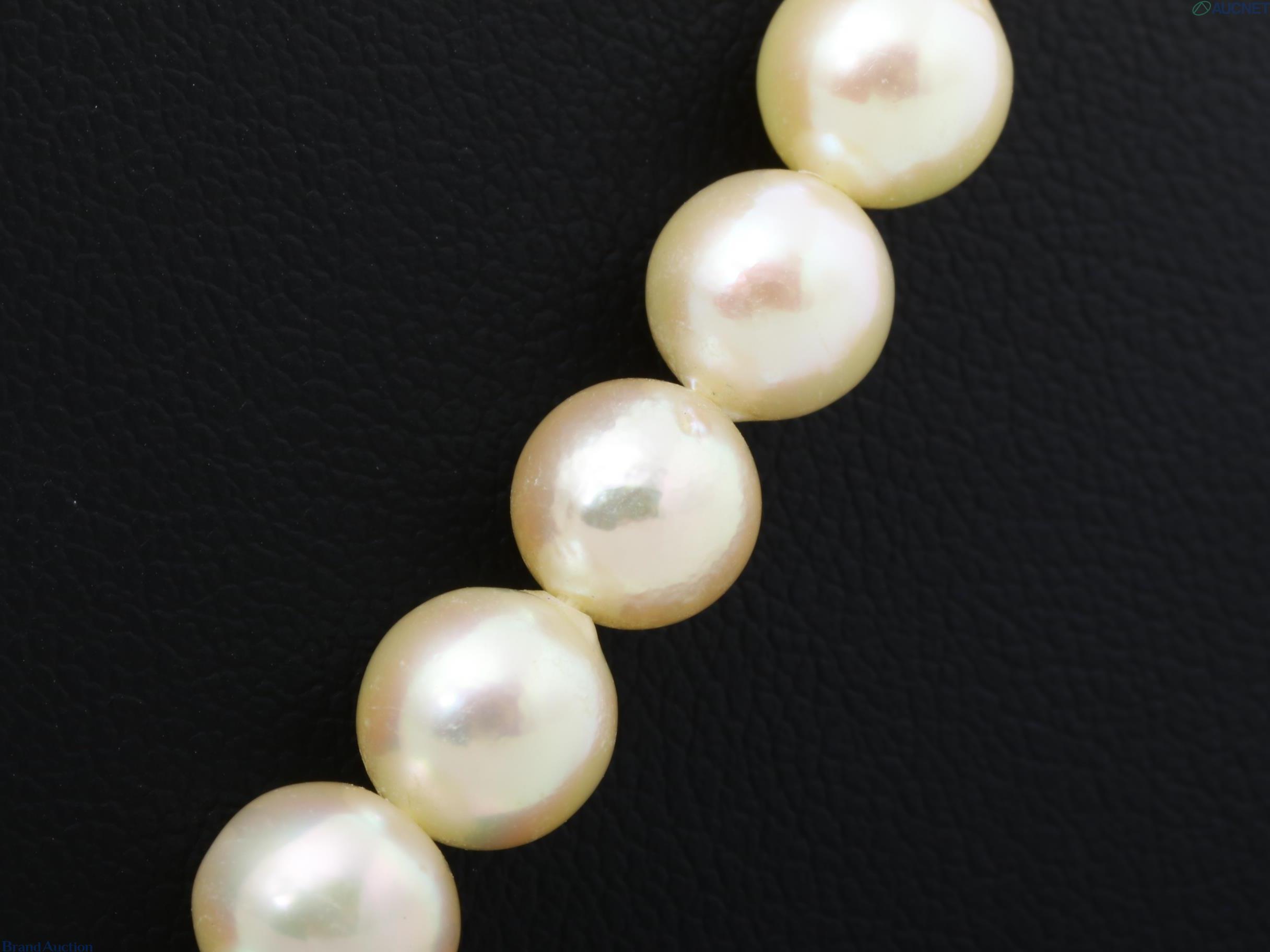 Collana a filo unico di perle barocche color crema dai riflessi rosati, su espositore nero — vista 3