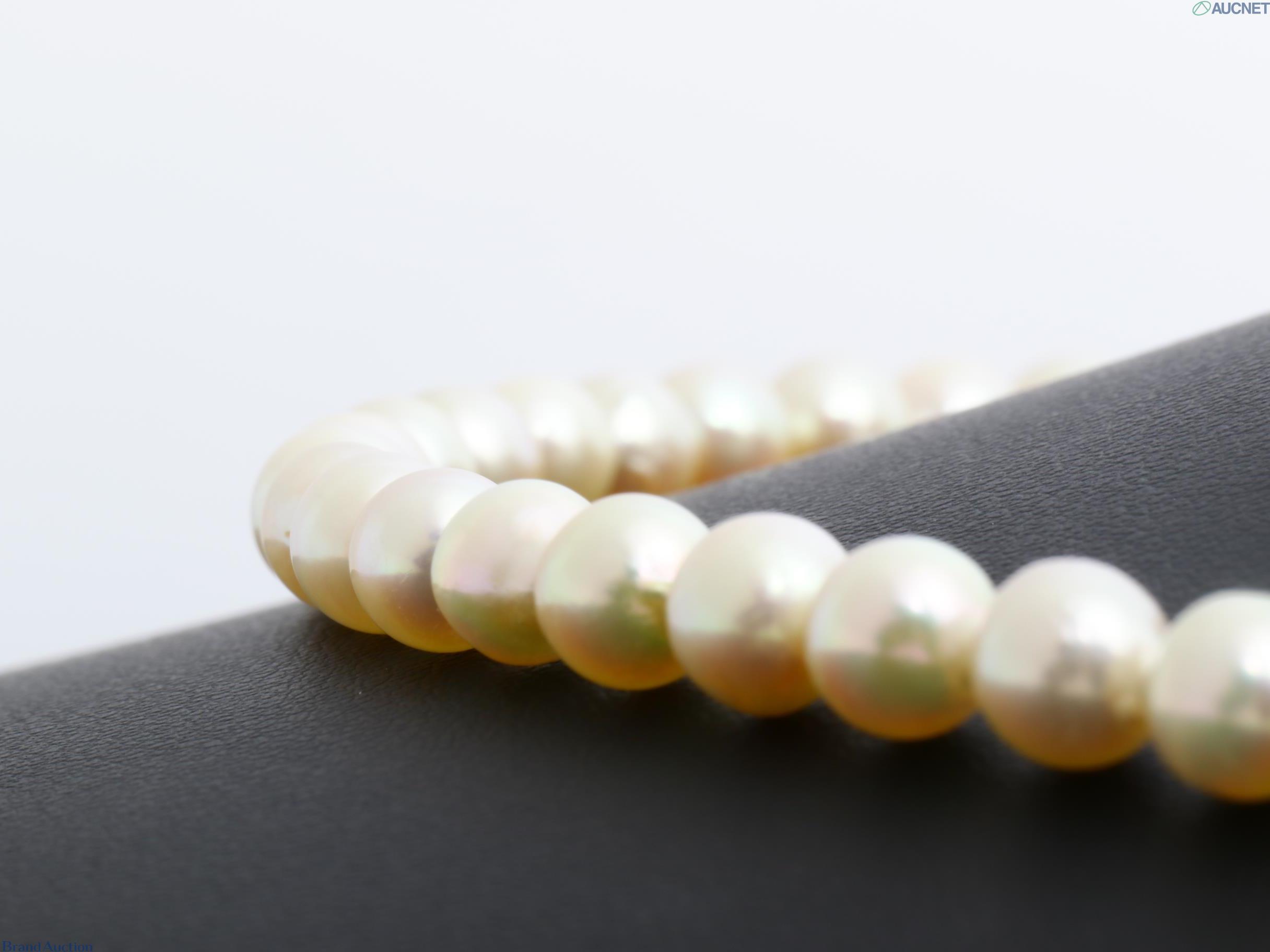 Collana a filo unico di perle barocche color crema dai riflessi rosati, su espositore nero — vista 4