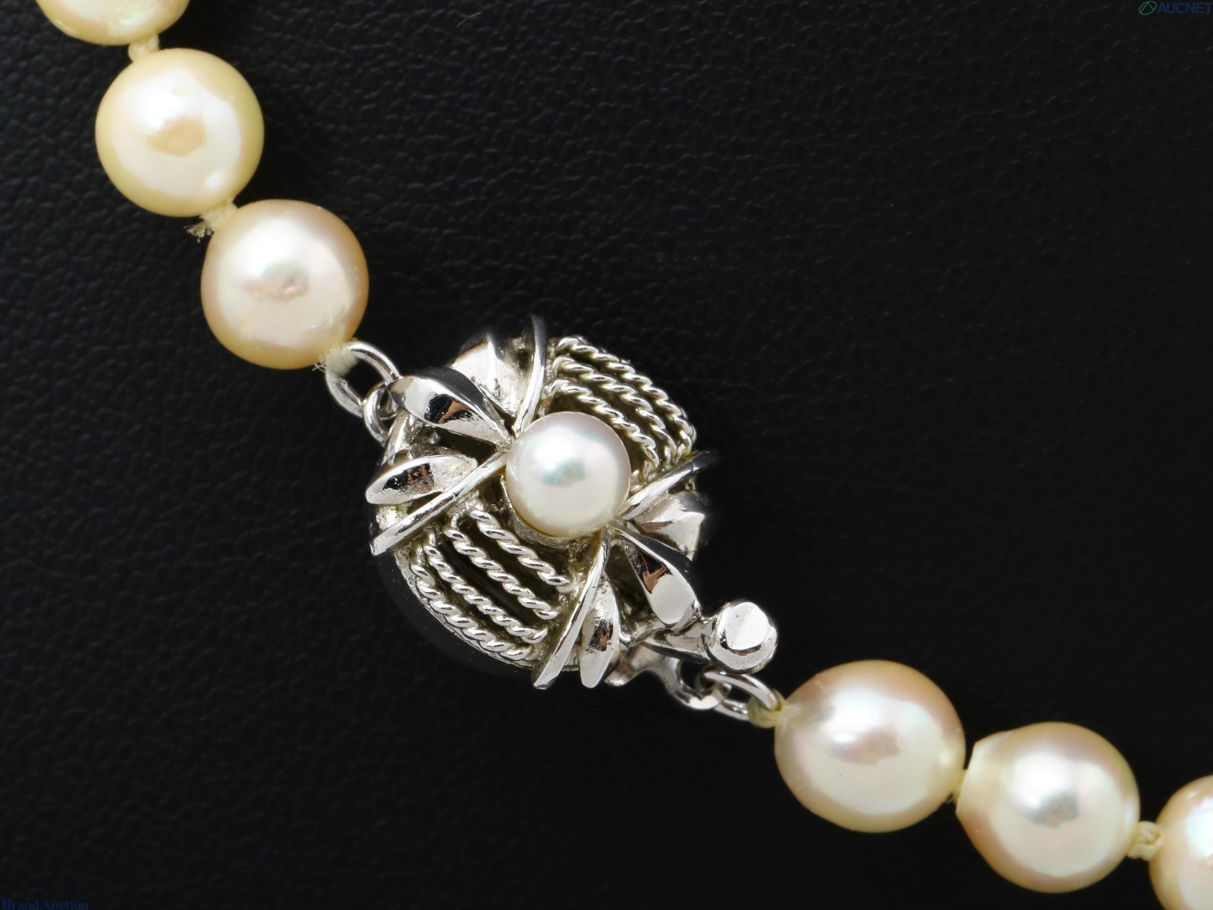 Collana a filo unico di perle barocche color crema dai riflessi rosati, su espositore nero — vista 5