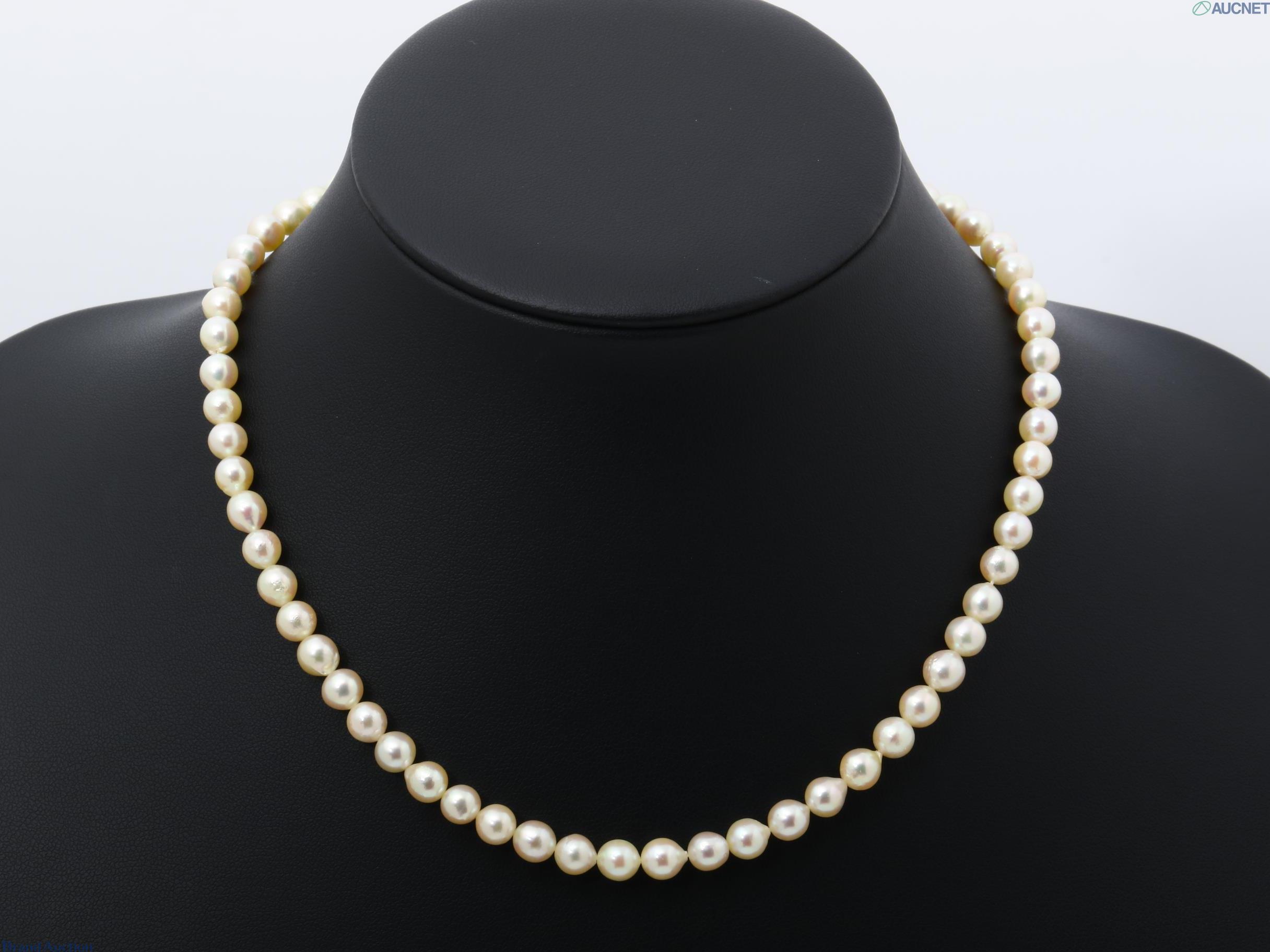 Collana a filo unico di perle barocche color crema dai riflessi rosati, su espositore nero — vista 6