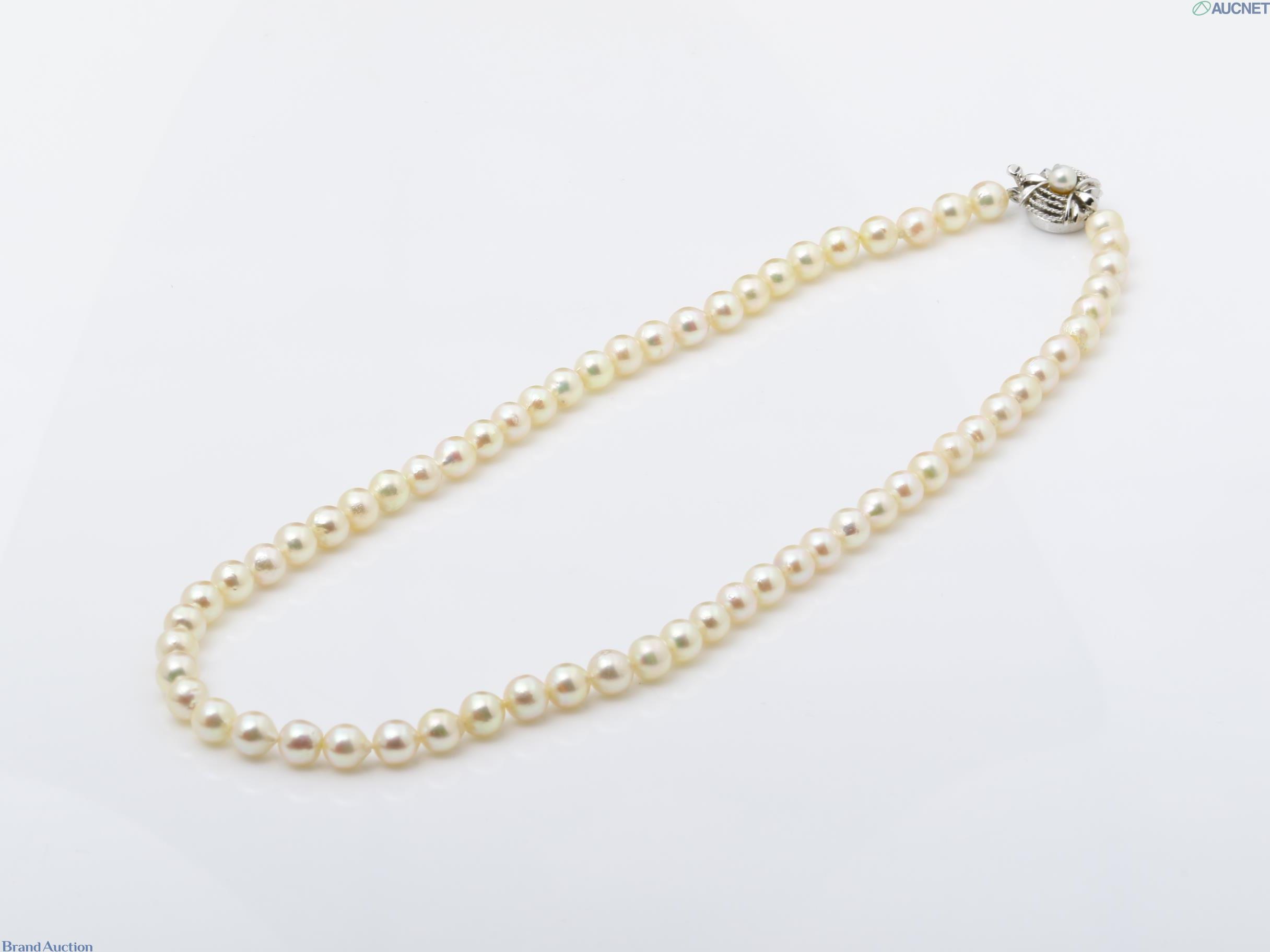 Collana a filo unico di perle barocche color crema dai riflessi rosati, su espositore nero — vista 7