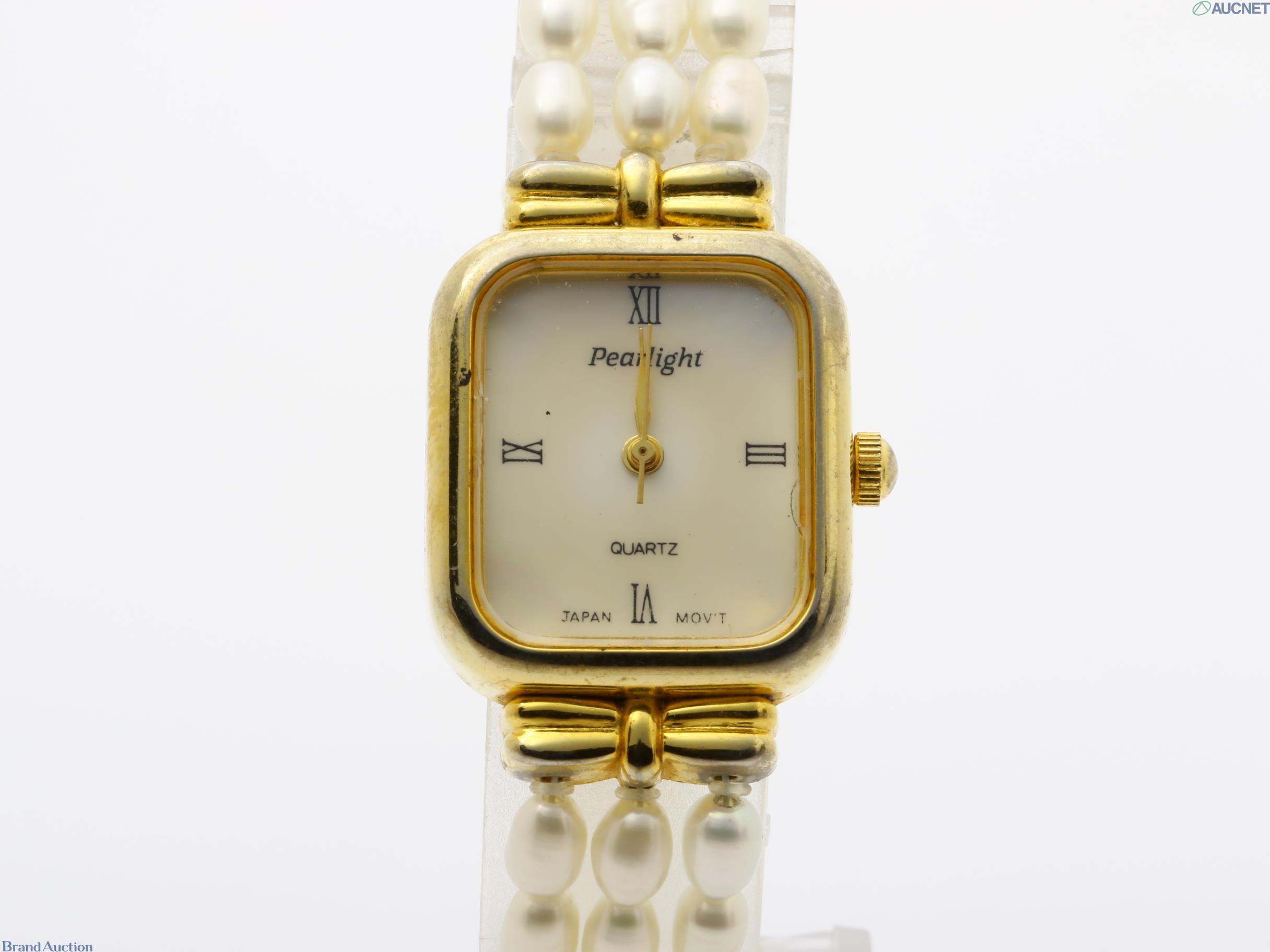 Orologio da donna Pearlight con cassa rettangolare dorata, quadrante crema a numeri romani e bracciale a tre fili di perle