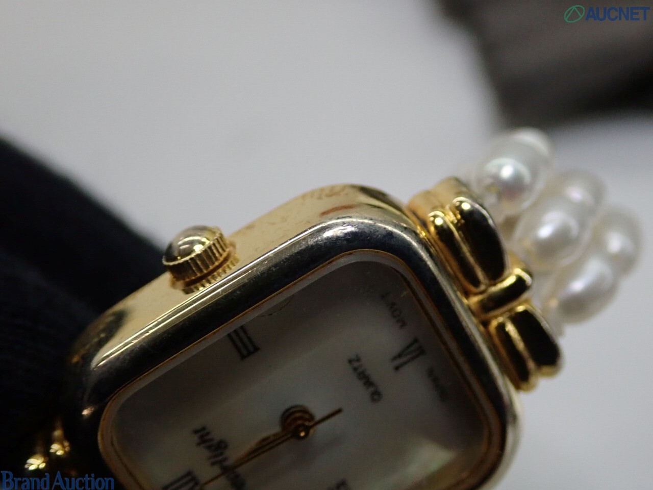 Orologio da donna Pearlight con cassa rettangolare dorata, quadrante crema a numeri romani e bracciale a tre fili di perle — vista 11