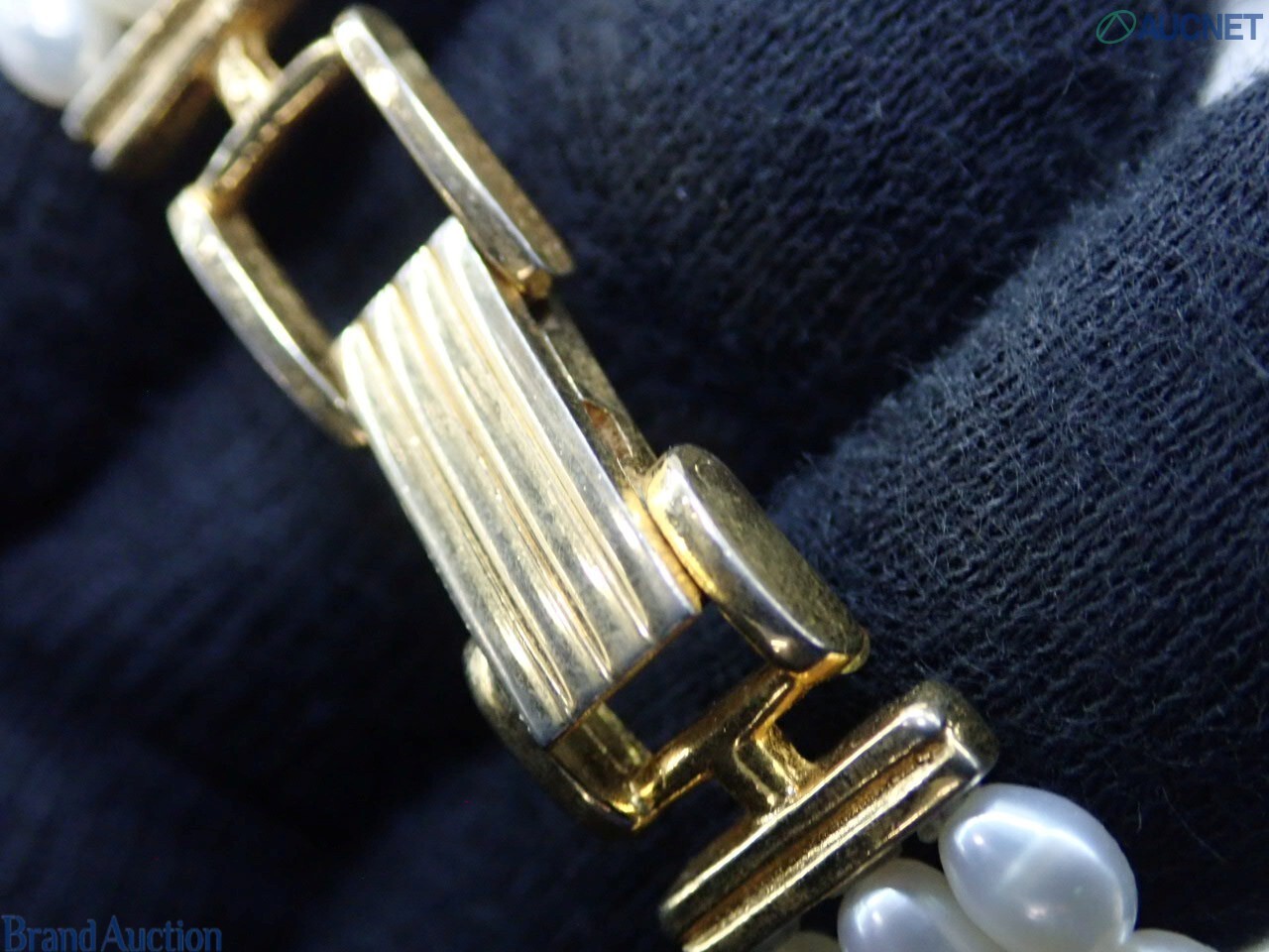 Orologio da donna Pearlight con cassa rettangolare dorata, quadrante crema a numeri romani e bracciale a tre fili di perle — vista 12