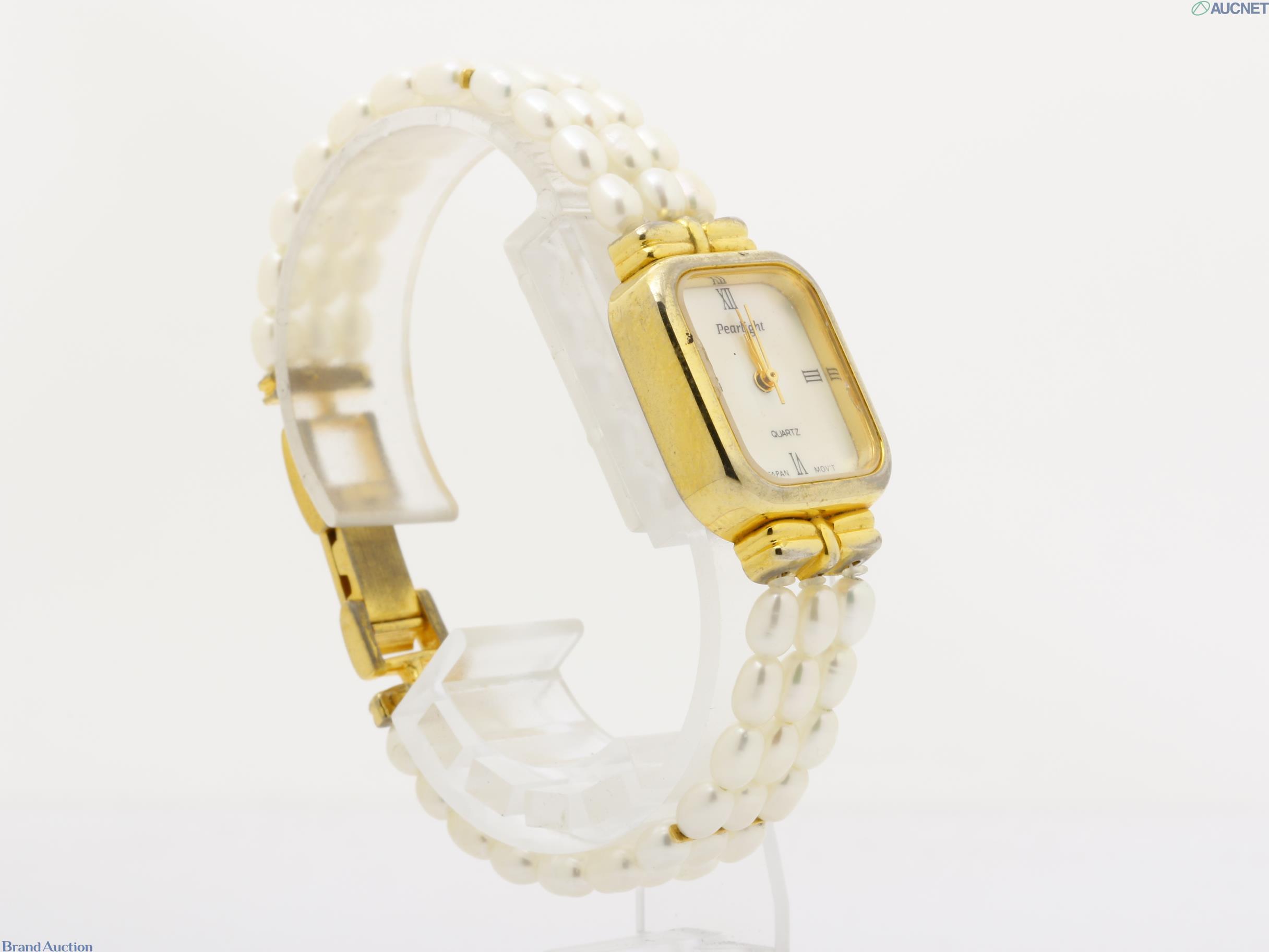 Orologio da donna Pearlight con cassa rettangolare dorata, quadrante crema a numeri romani e bracciale a tre fili di perle — vista 3