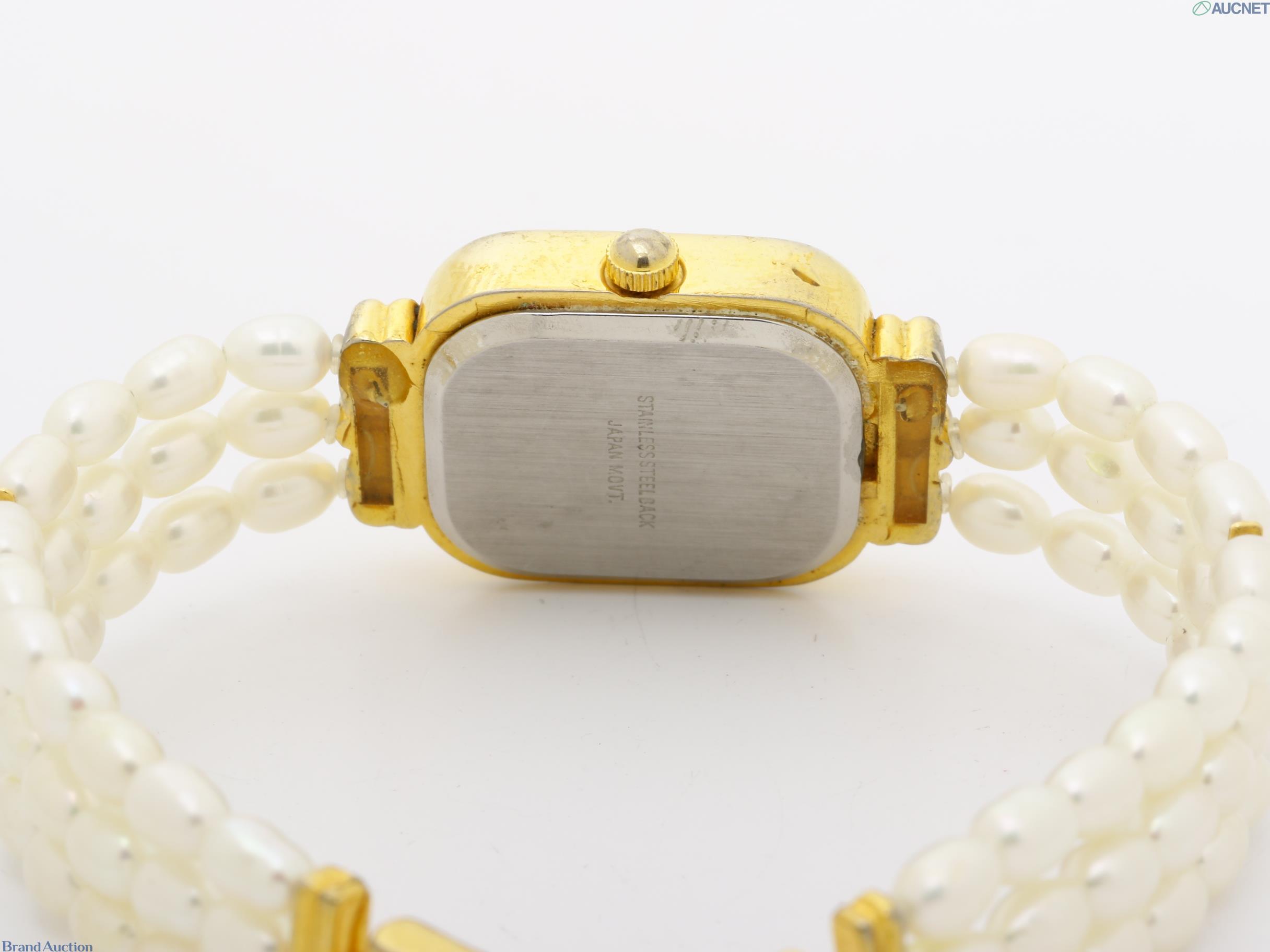 Orologio da donna Pearlight con cassa rettangolare dorata, quadrante crema a numeri romani e bracciale a tre fili di perle — vista 4