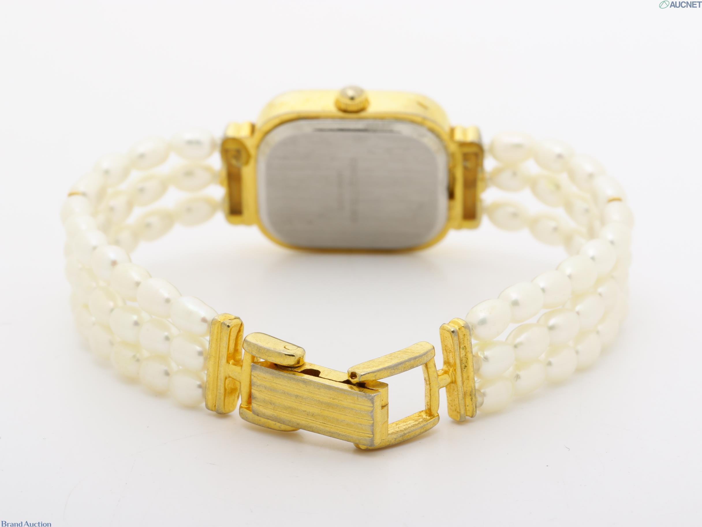 Orologio da donna Pearlight con cassa rettangolare dorata, quadrante crema a numeri romani e bracciale a tre fili di perle — vista 5
