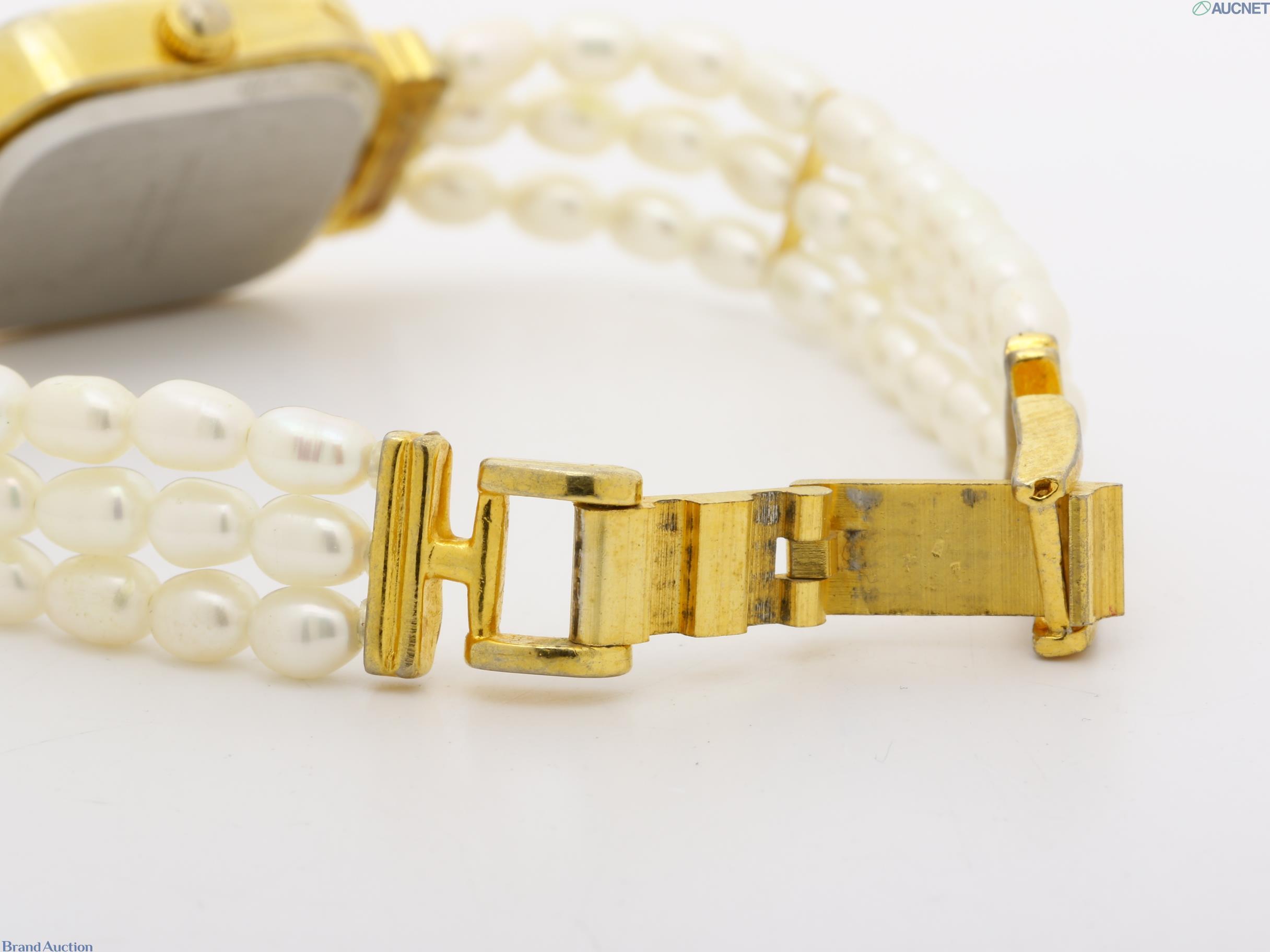 Orologio da donna Pearlight con cassa rettangolare dorata, quadrante crema a numeri romani e bracciale a tre fili di perle — vista 6
