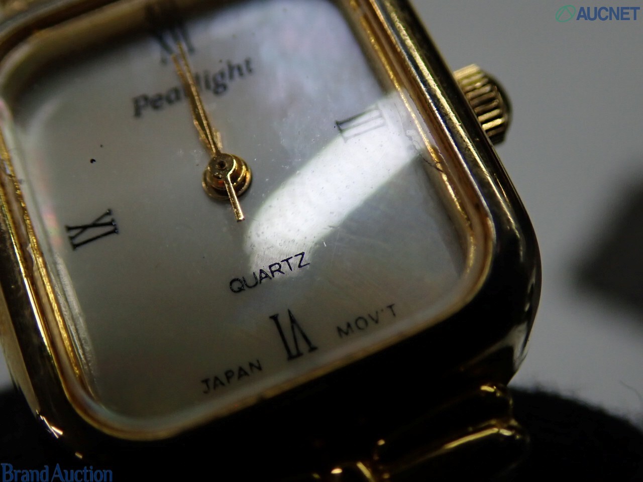 Orologio da donna Pearlight con cassa rettangolare dorata, quadrante crema a numeri romani e bracciale a tre fili di perle — vista 7