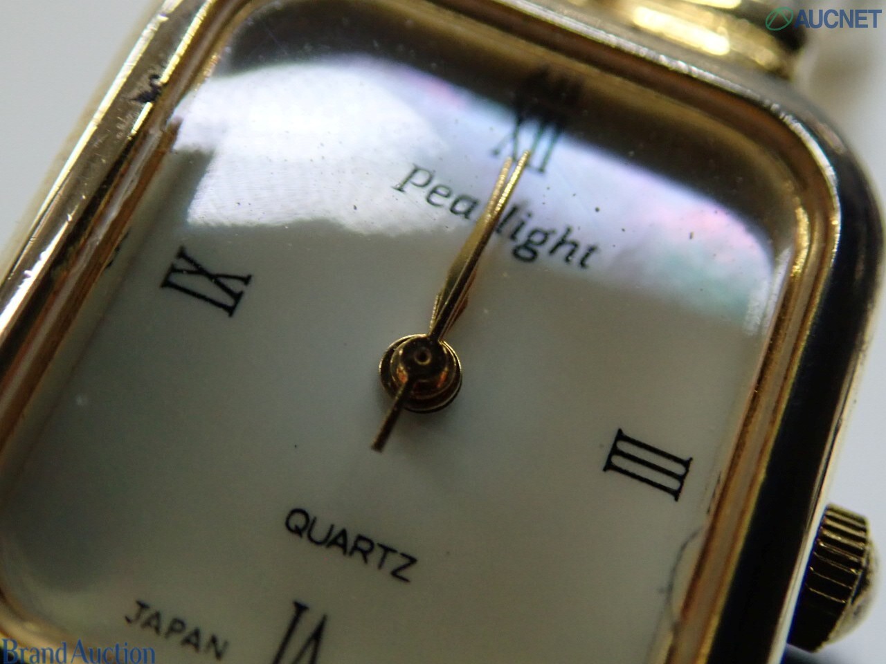 Orologio da donna Pearlight con cassa rettangolare dorata, quadrante crema a numeri romani e bracciale a tre fili di perle — vista 8