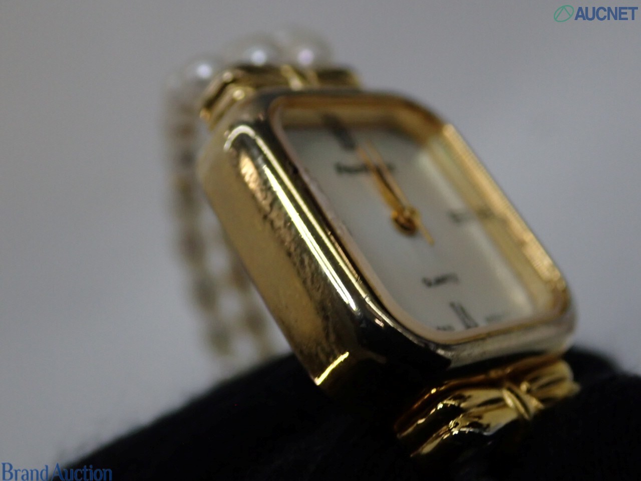 Orologio da donna Pearlight con cassa rettangolare dorata, quadrante crema a numeri romani e bracciale a tre fili di perle — vista 9