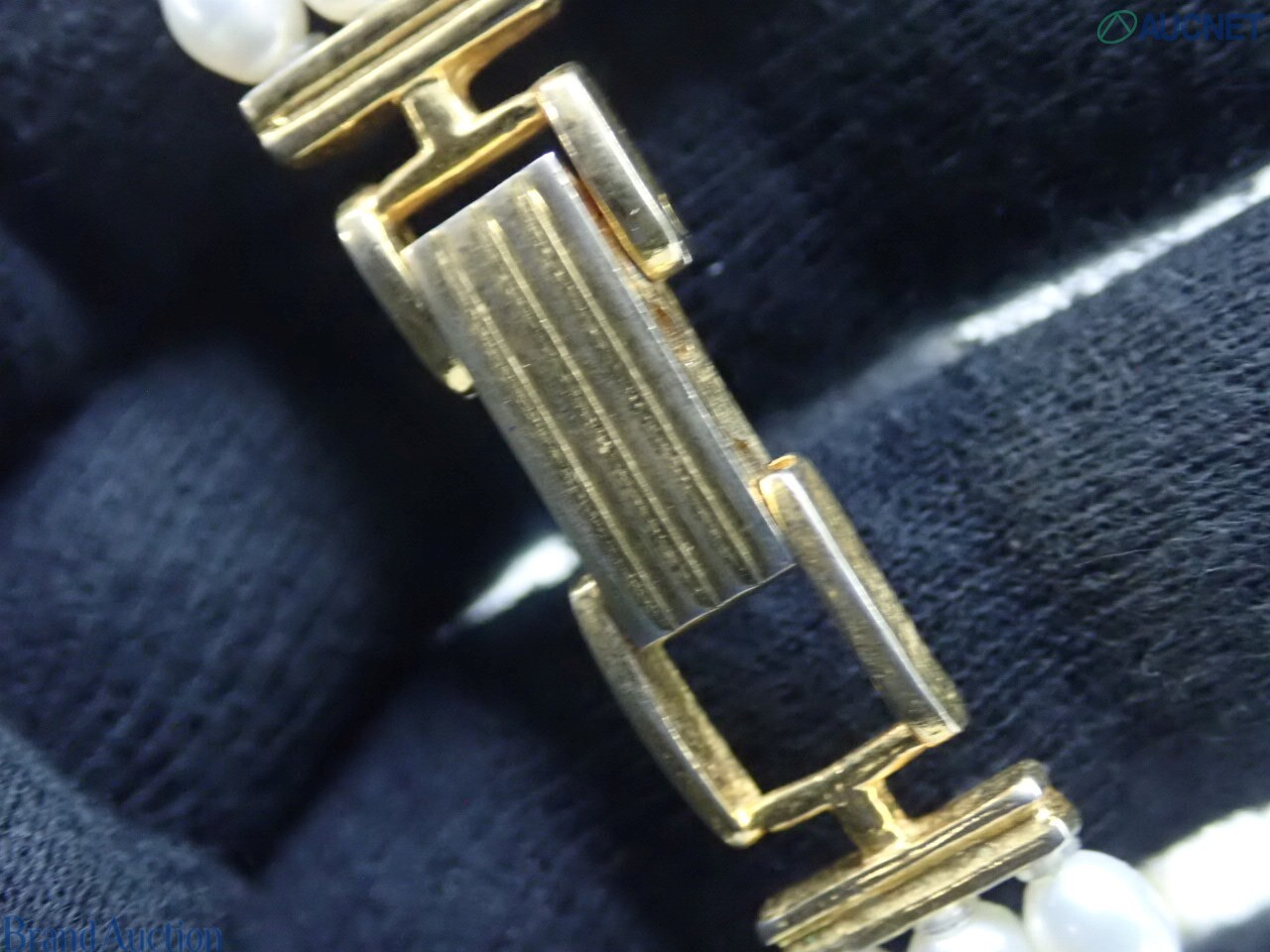 Orologio da donna Pearlight con cassa rettangolare dorata, quadrante crema a numeri romani e bracciale a tre fili di perle — vista 10