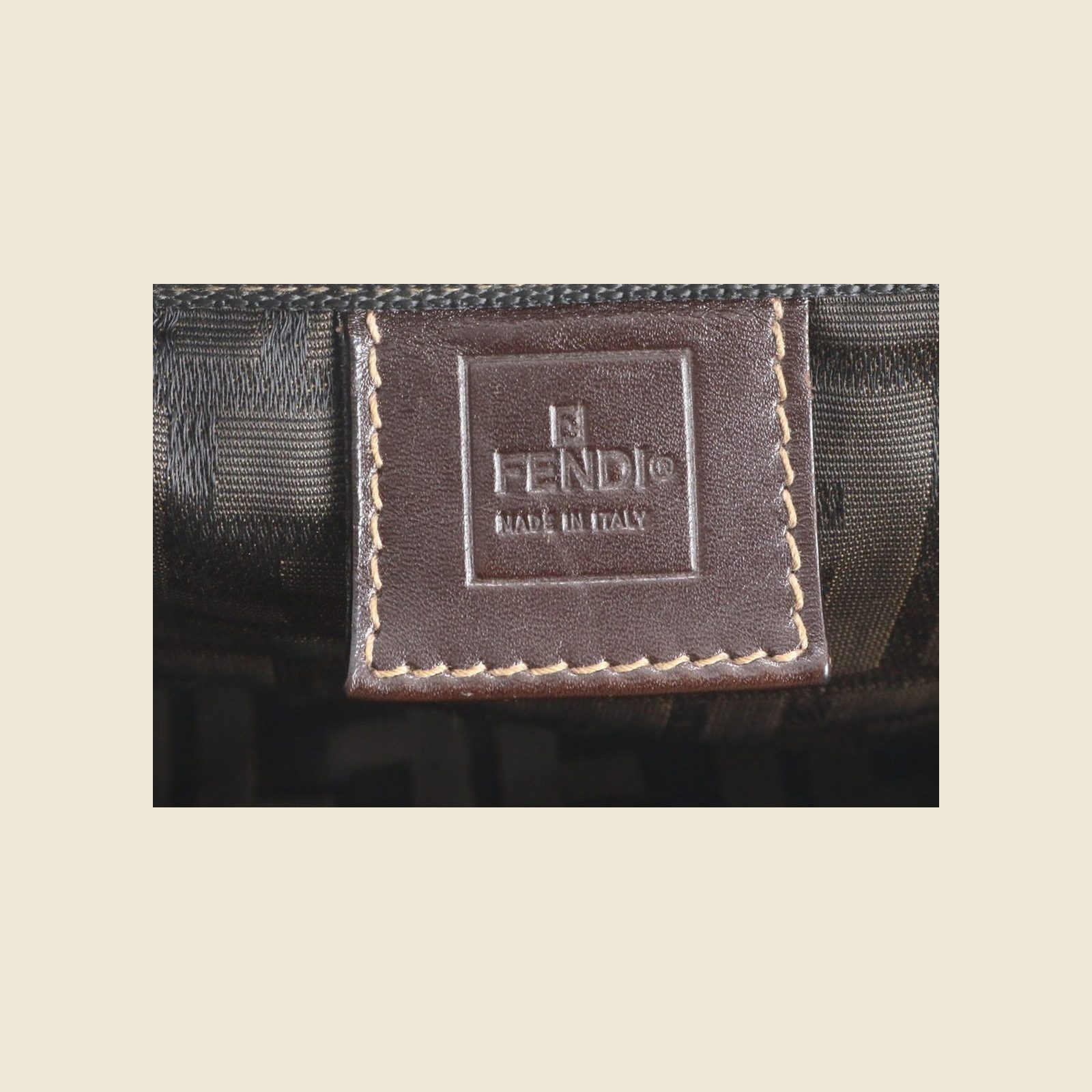 Borsa Fendi in tessuto con monogramma FF marrone e tabacco, manici in nastro con logo e profili scuri, vista frontale — vista 5