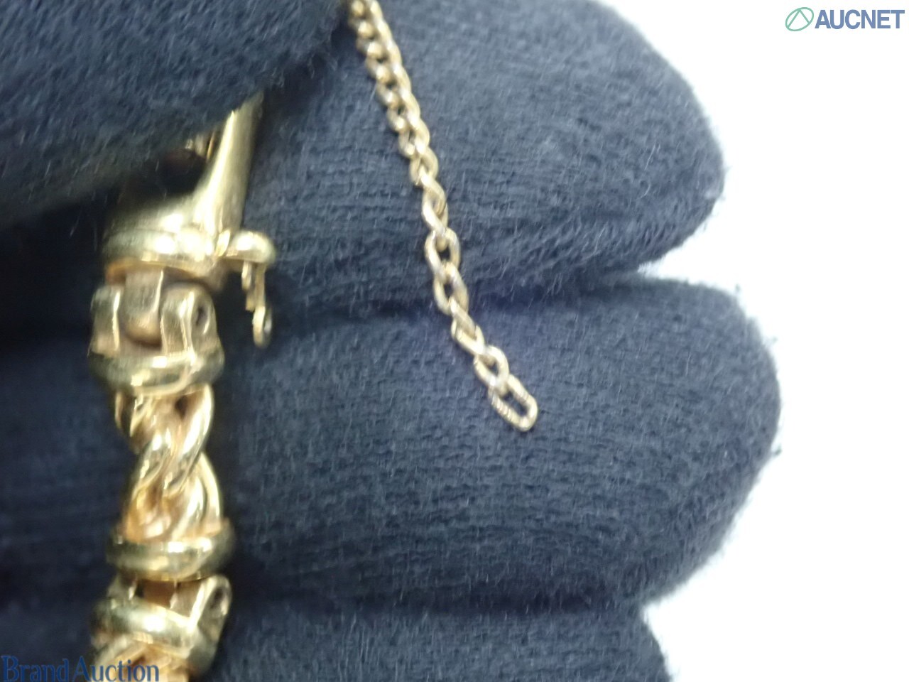 Orologio da donna Seiko color oro visto dal retro: fondello in acciaio, pietre rosse sulle anse, bracciale a catena — vista 11
