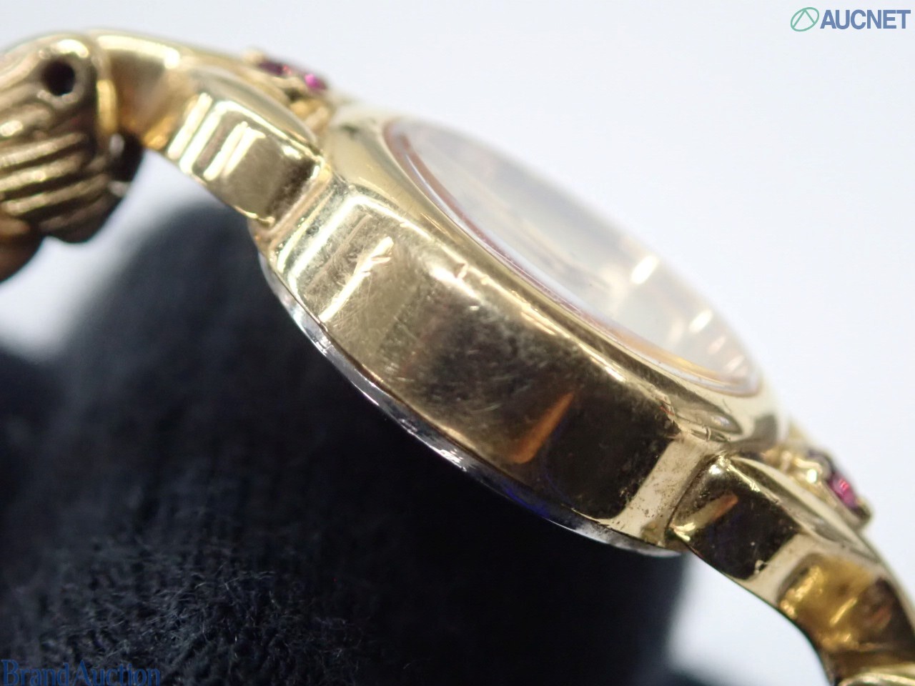 Orologio da donna Seiko color oro visto dal retro: fondello in acciaio, pietre rosse sulle anse, bracciale a catena — vista 12