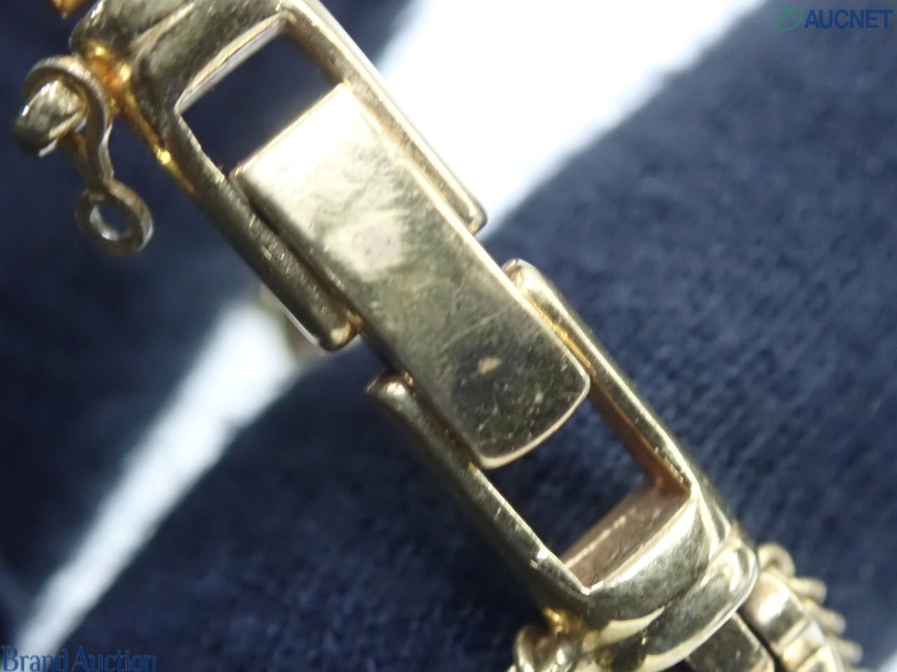 Orologio da donna Seiko color oro visto dal retro: fondello in acciaio, pietre rosse sulle anse, bracciale a catena — vista 13