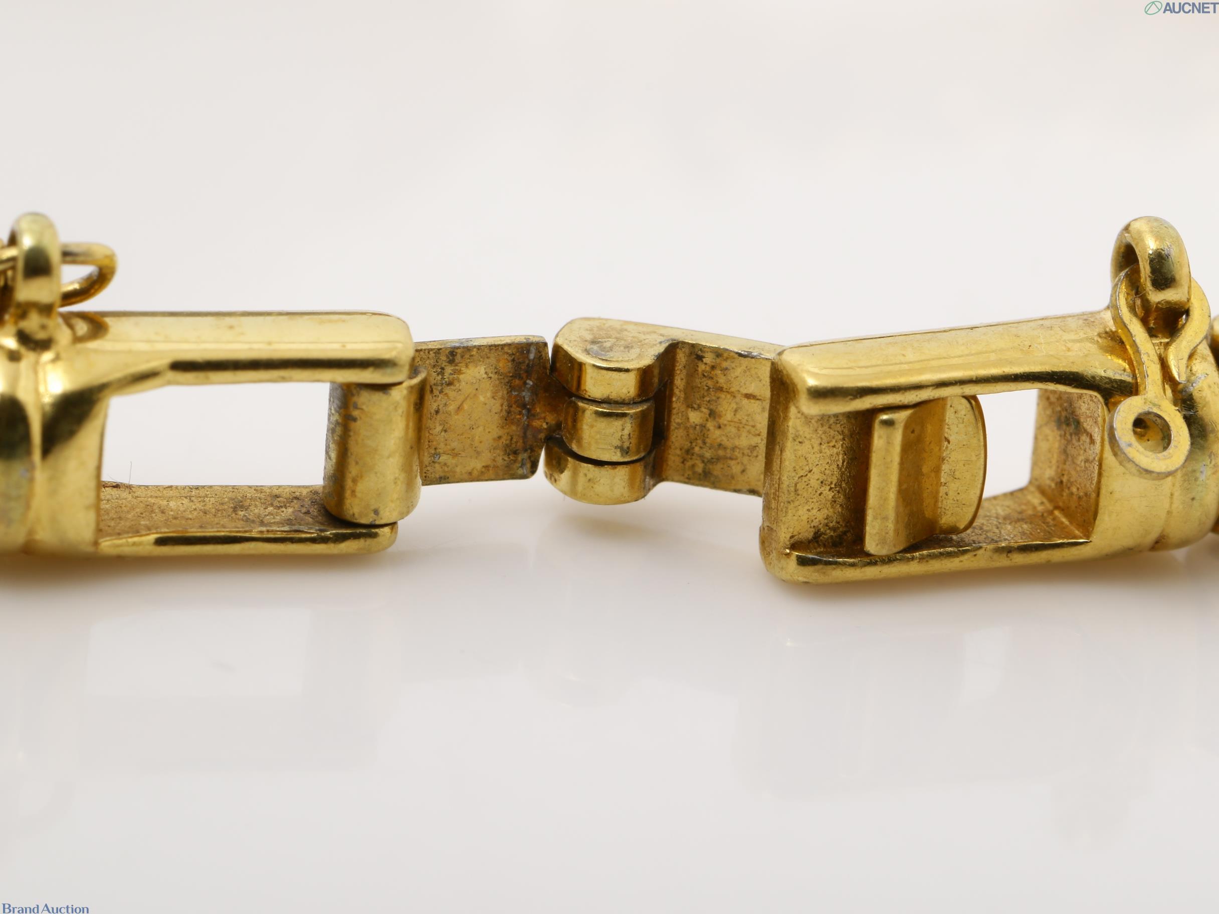 Orologio da donna Seiko color oro visto dal retro: fondello in acciaio, pietre rosse sulle anse, bracciale a catena — vista 3
