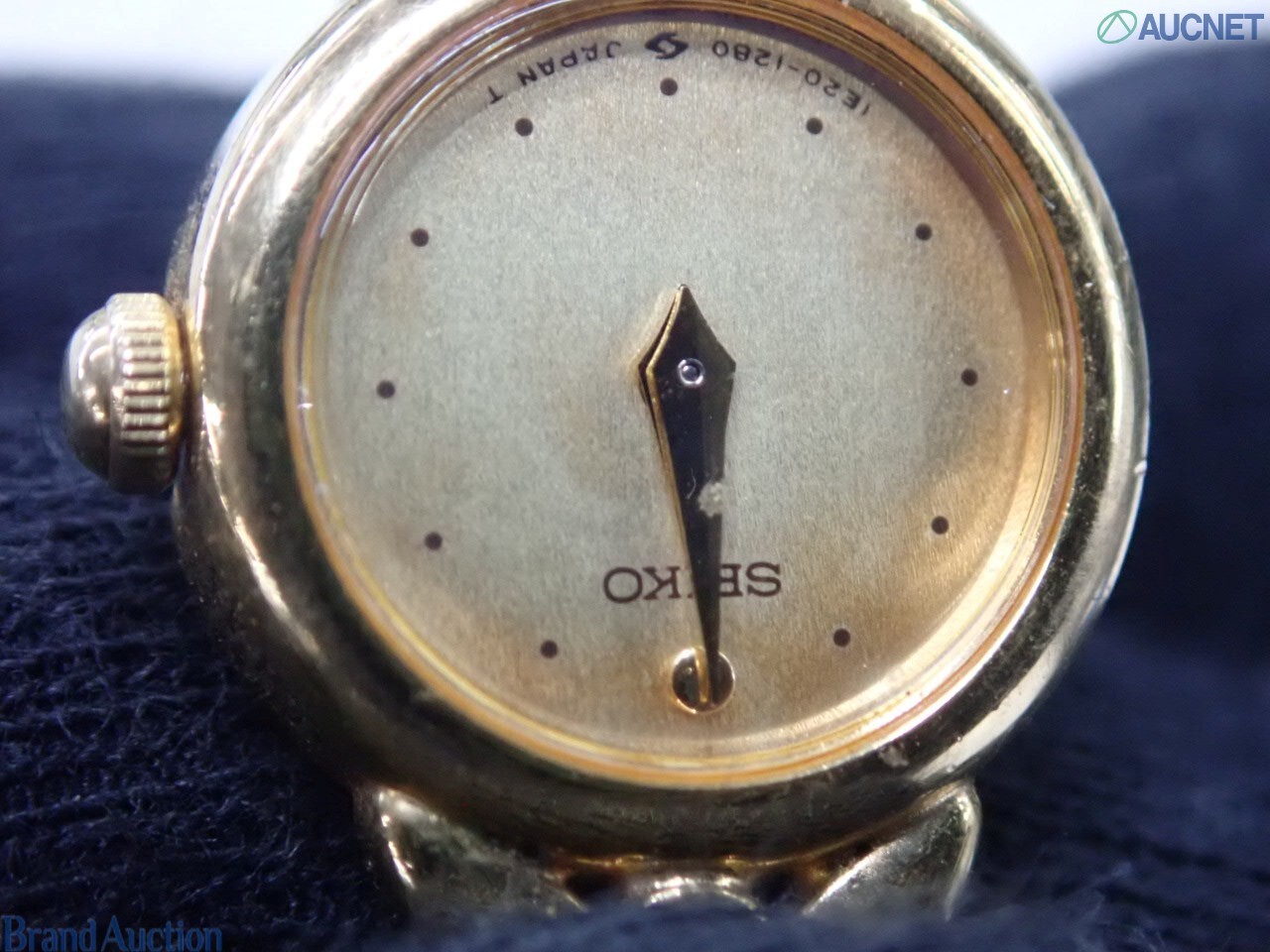 Orologio da donna Seiko color oro visto dal retro: fondello in acciaio, pietre rosse sulle anse, bracciale a catena — vista 10